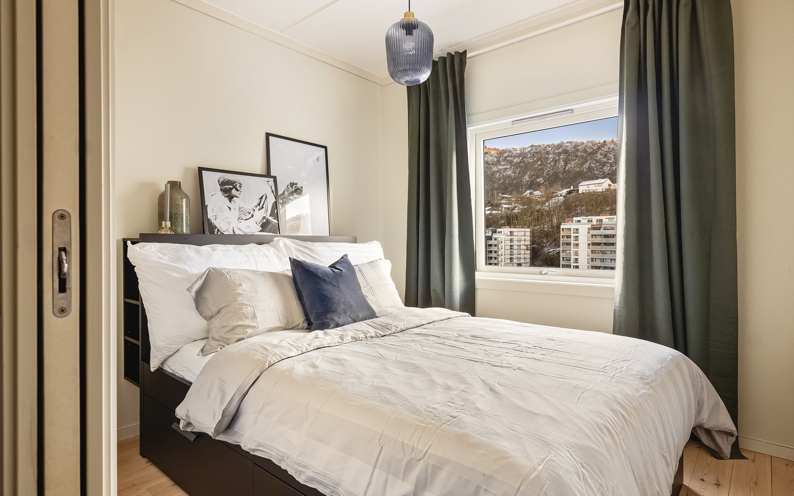 Soverom 2 har flott utsikt over Slettebakken, Nattlandsfjellet og Ulriken. Galleribilde