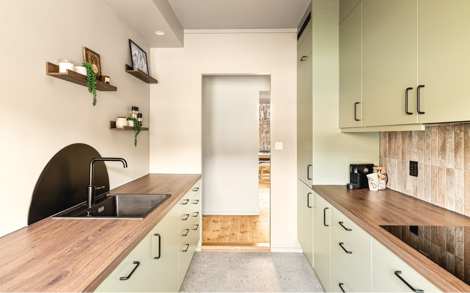 Kjøkkenet har et moderne uttrykk med slette fronter, svarte detaljer og terracottafliser på deler av vegg. Påkostet belysning med LED spotter i himling, og belysing under overskap. Galleribilde