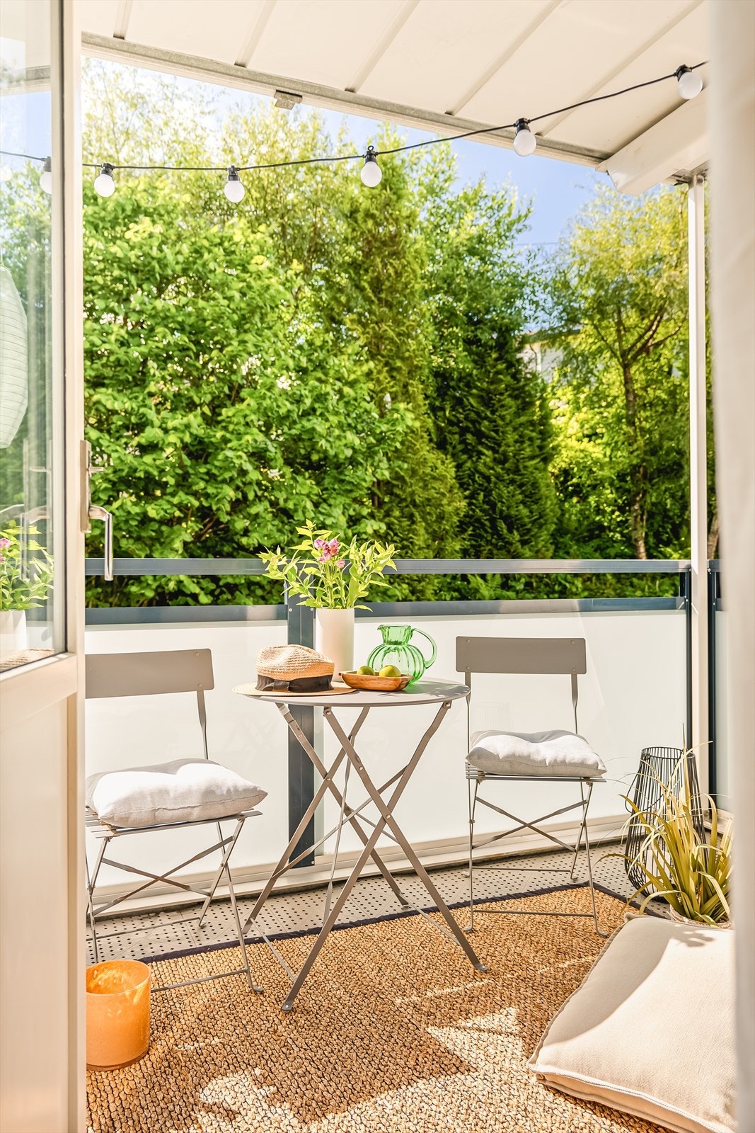 Altanen sett sommerstid. Her er frodig beplantning som gjør det grønt og trivelig, samt skjermer for innsyn. (obs. bildet er et eldre bilde tatt sommerstid, før montering av nytt altangulv). Galleribilde