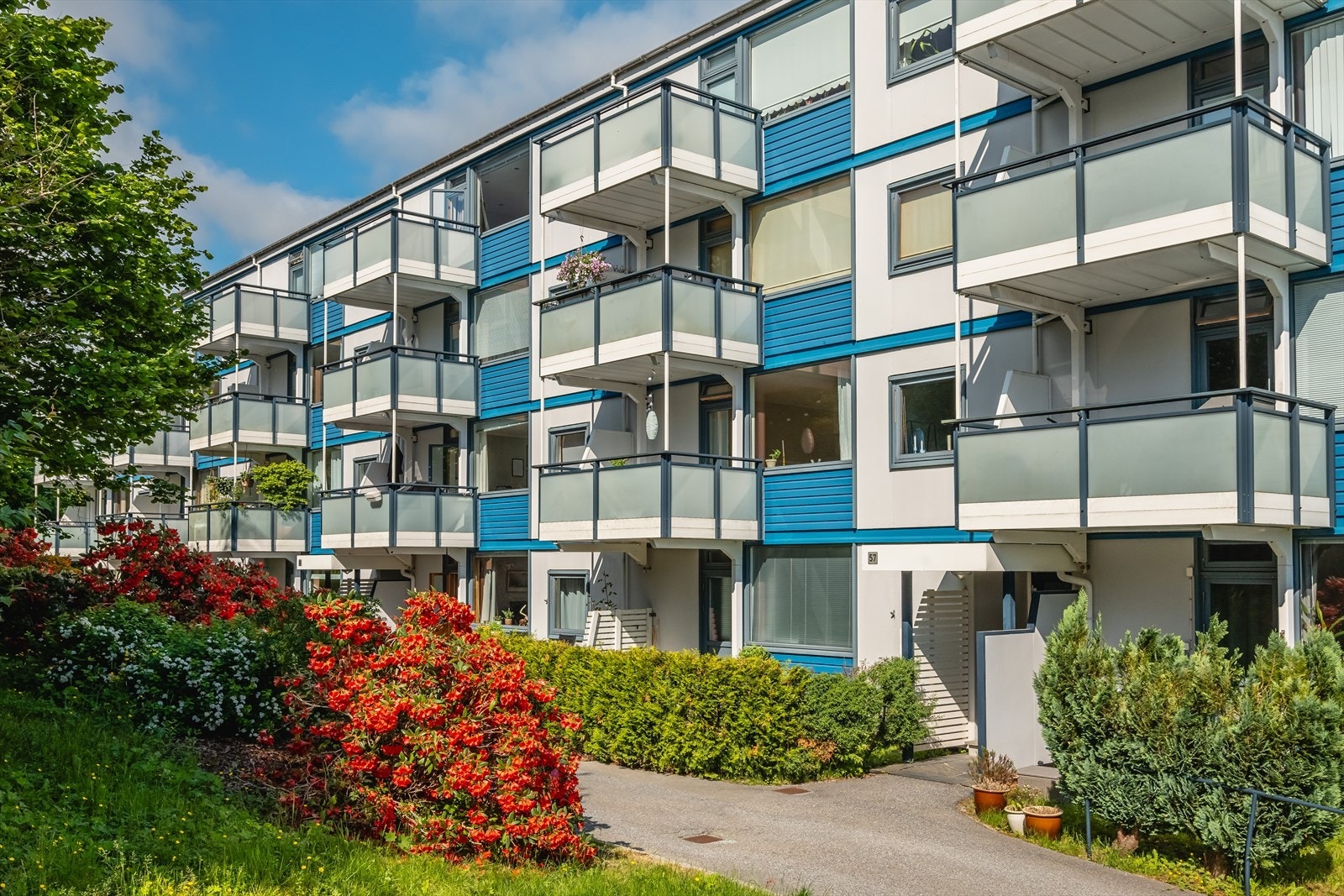 Bygget har et pent inngangsparti som er opparbeidet med mur og beplantning. Galleribilde