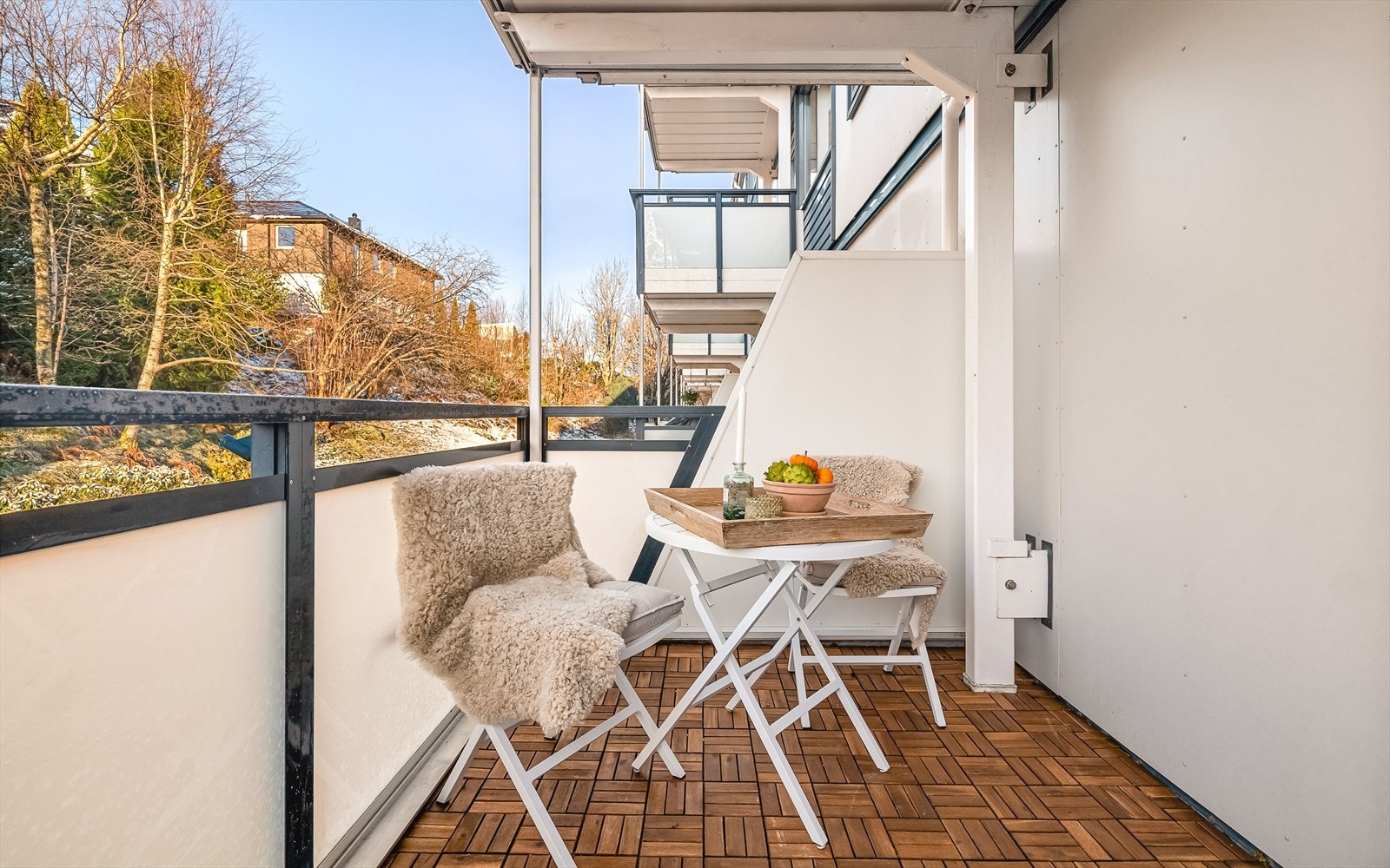 Altanene er nyoppført i regi av borettslaget i 2007/2008. Nye tretremmer (altangulv) ble montert sommeren 2025. Galleribilde