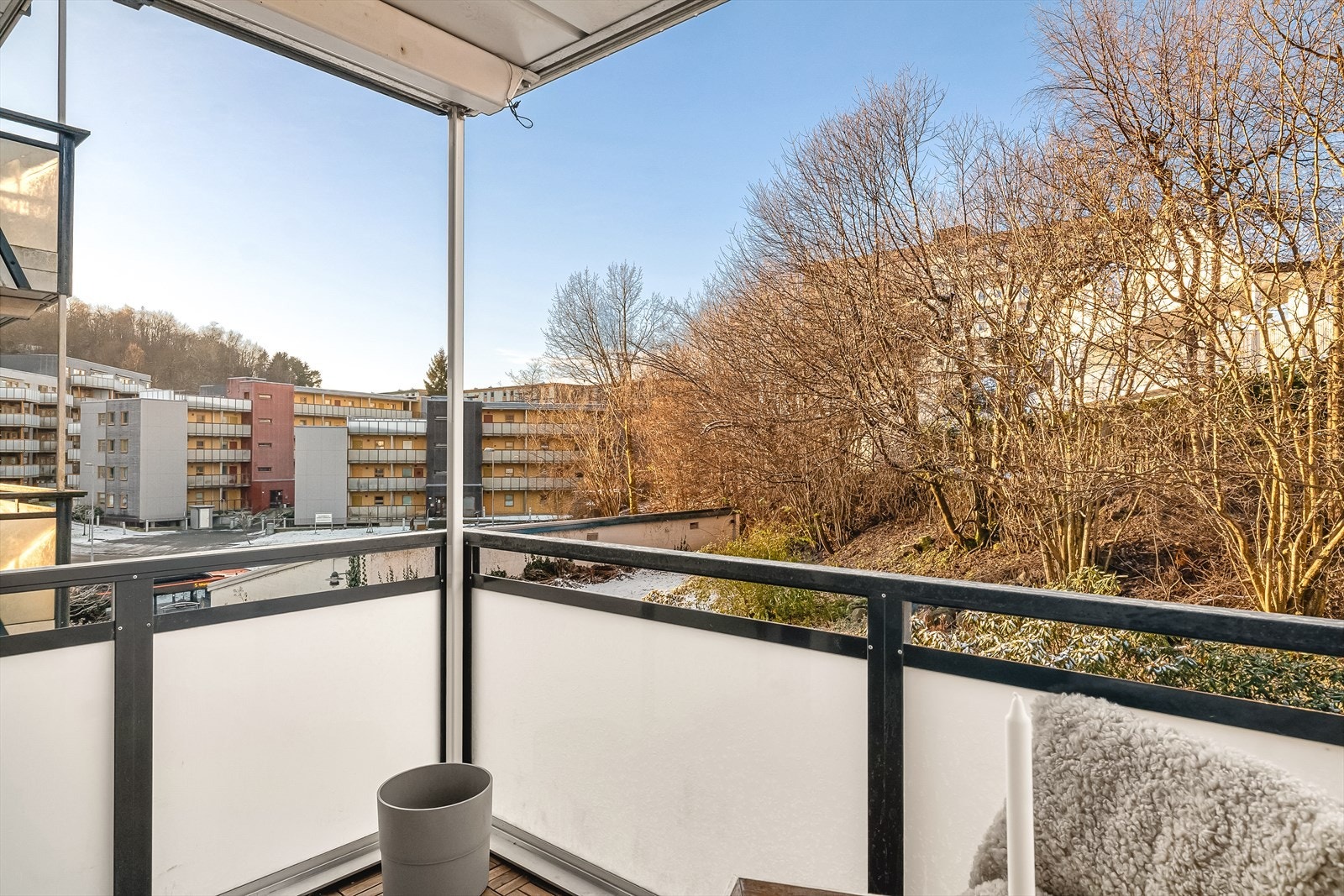 Fra altanen kan du se ned til holdeplass til busslinje 5. På dagtid går bussen hvert 10 minutt. Bussen tar deg til Fyllingsdalen terminal, med mellomstopp som Sletten Senter, Haukeland Sykehus og Bergen sentrum. Galleribilde