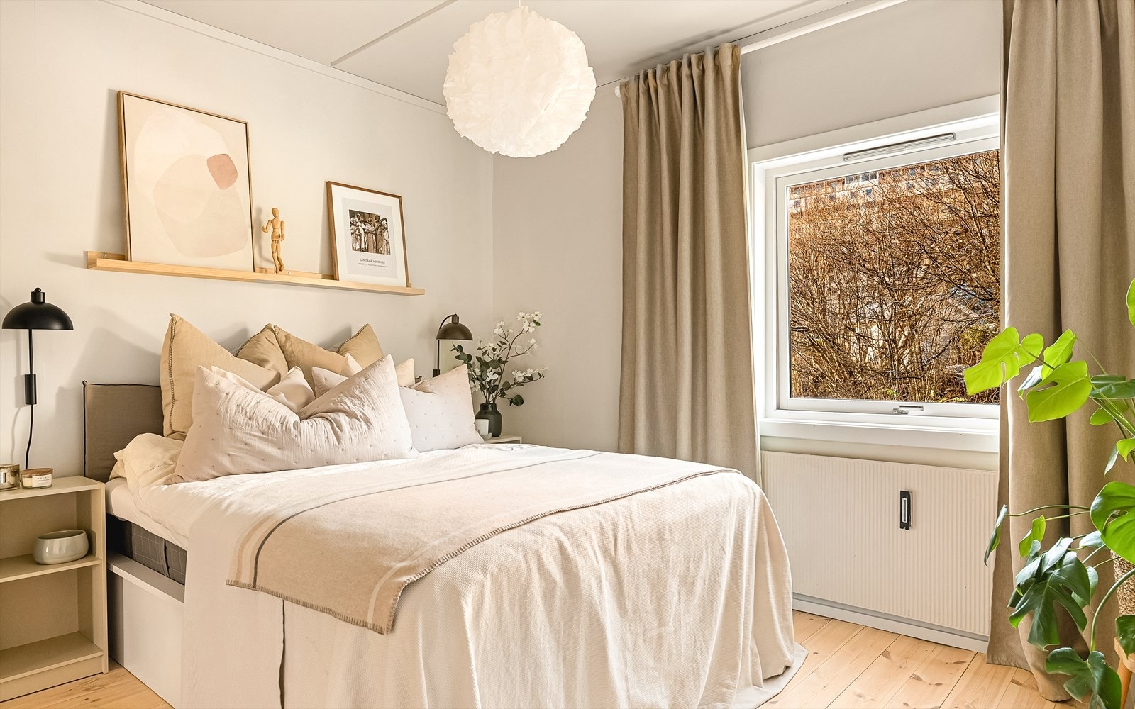 Leiligheten inneholder to gode soverom, begge med egen walk-in garderobeløsning. Galleribilde