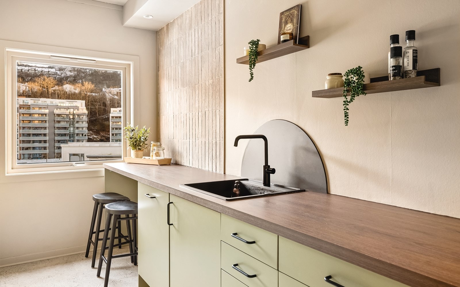 Ved vinduet er det laget en smart barløsning, hvor man kan sitte med utsikt mot Slettebakken, Nattlandsfjellet og Ulriken. Galleribilde