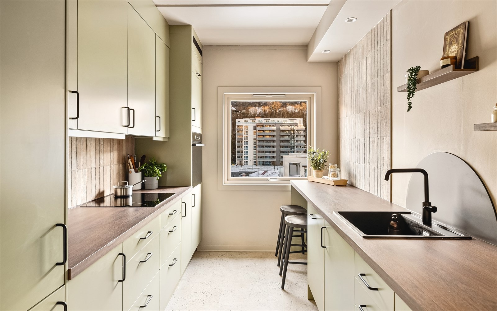 Leiligheten har et flott adskilt kjøkken som måler 7,9 kvm. Kjøkkeninnredningen med integrerte hvitevarer er ny i 2025. Galleribilde