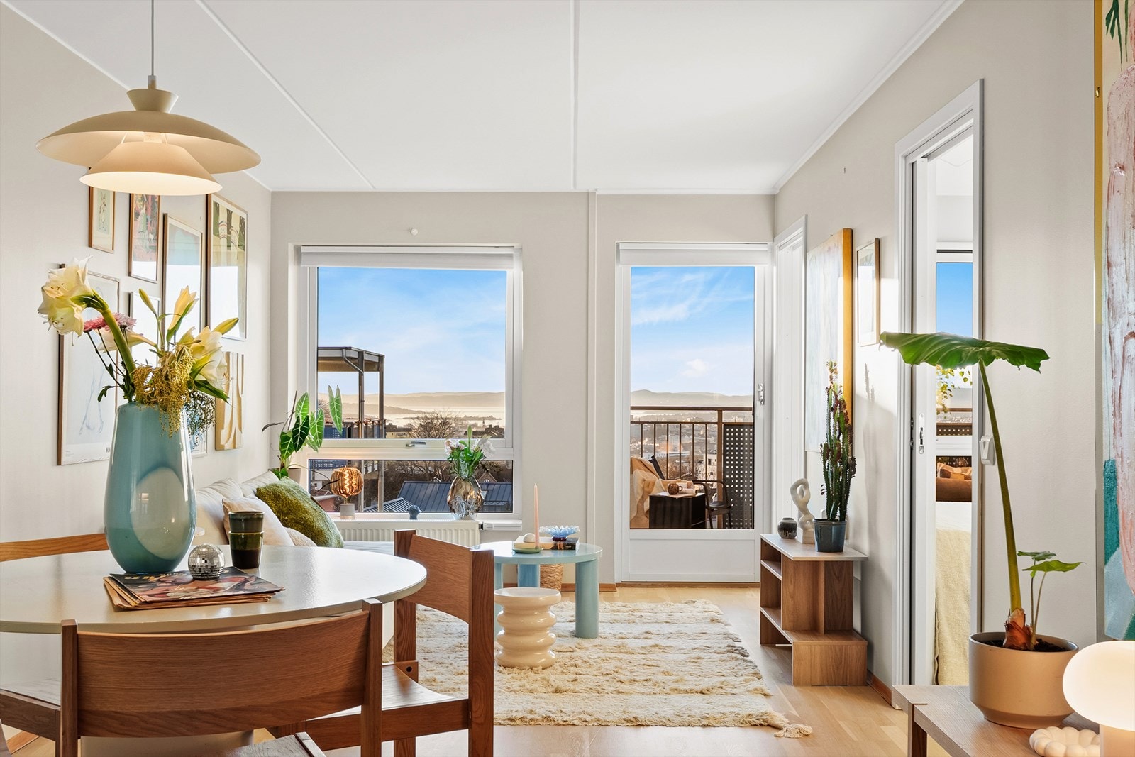 Den fantastiske utsikten kan nytes godt fra både spisebordet, sofaen eller sengen. Galleribilde