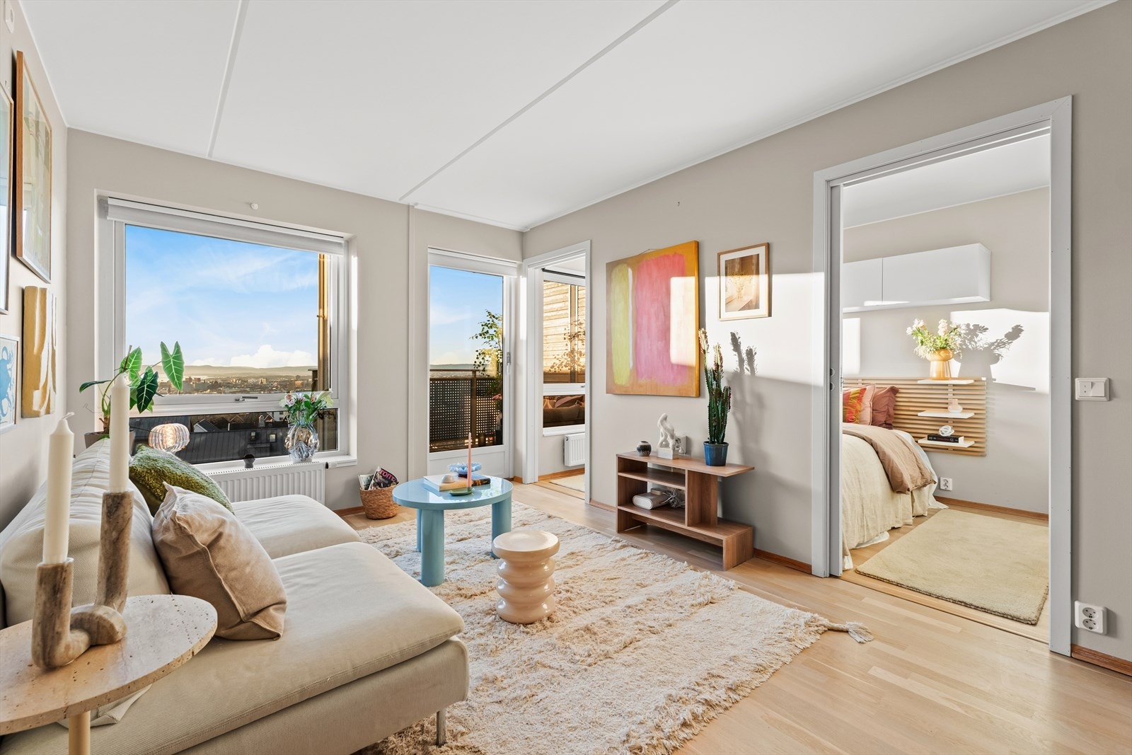 Leiligheten har en god planløsning og store vindusflater som gir godt med naturlig lysinnslipp. Galleribilde