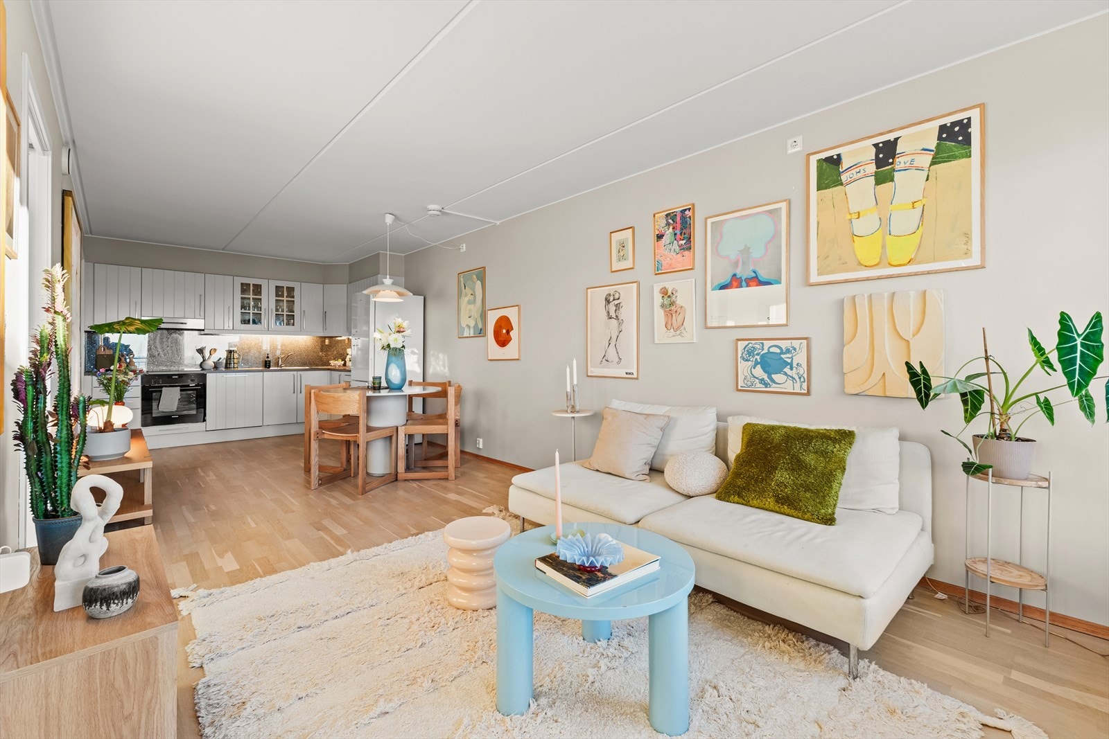 Kjøkkenet er i åpen og sosial løsning med stuen. Galleribilde