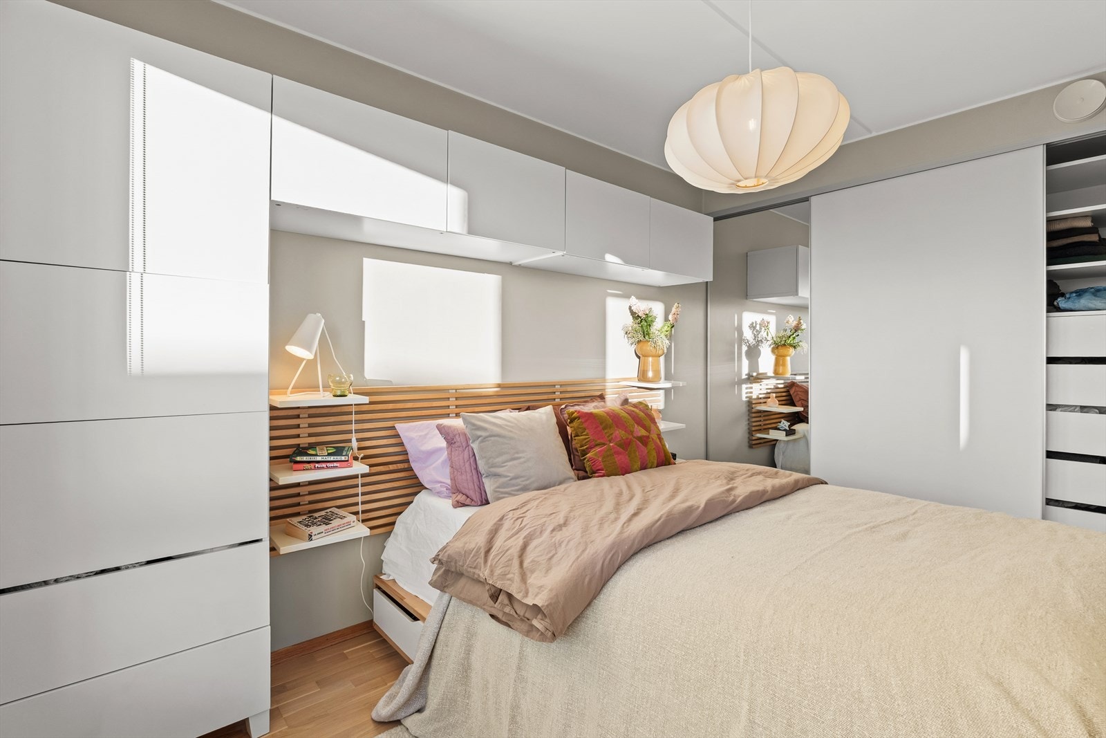 Det er godt med lagringsplass i skyvedørsgarderobe på soverom. For ytterligere oppbevaring disponerer leiligheten en kjellerbod på ca. 8 kvm. Galleribilde