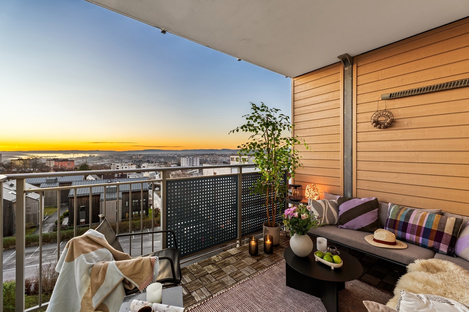 Sydvestvendt balkong med sol fra ca. kl. 11/12 til solnedgang på sommerstid i følge selger. Galleribilde