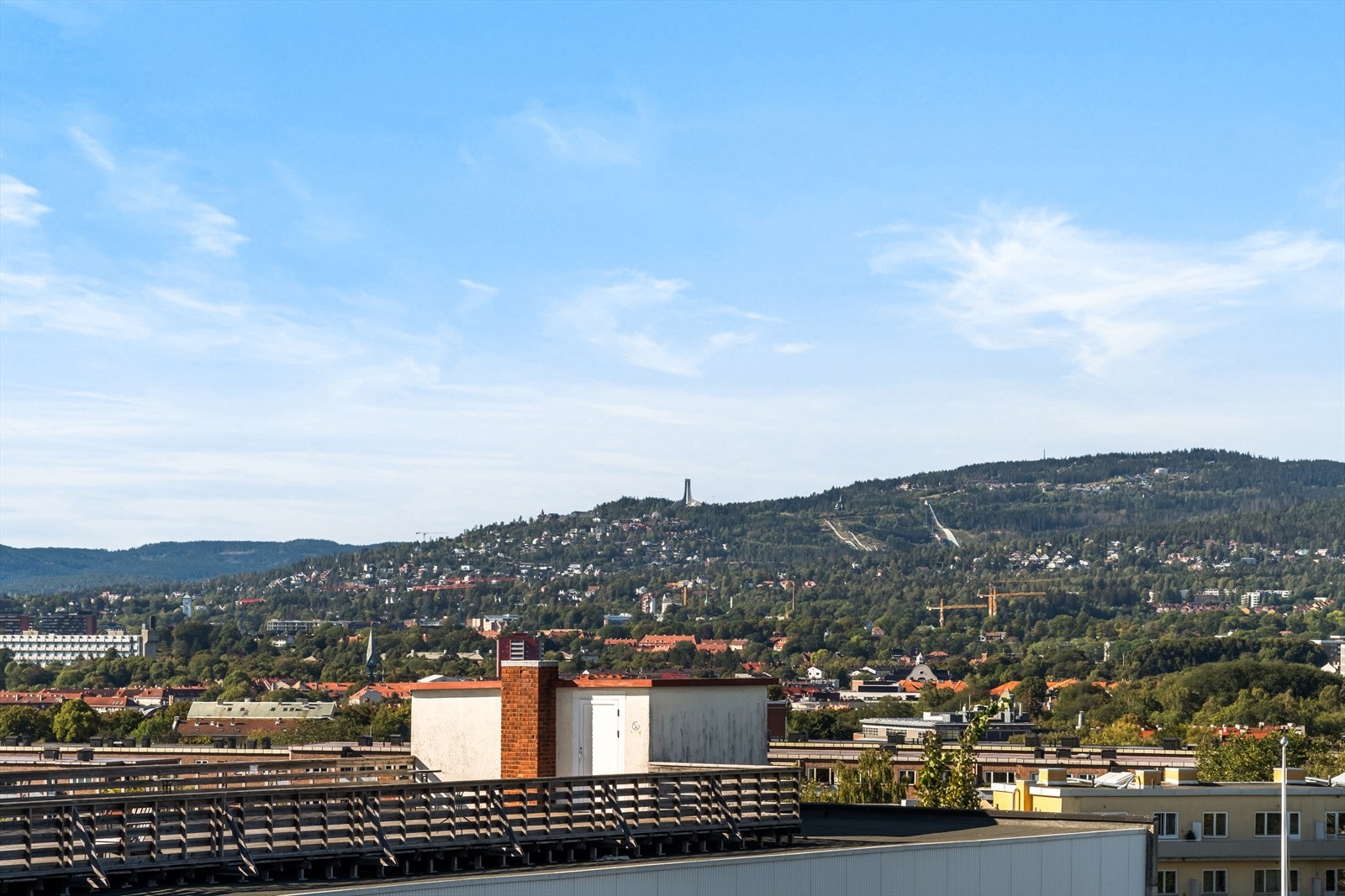 Fra leiligheten får du også utsikt til Holmenkollen. Galleribilde
