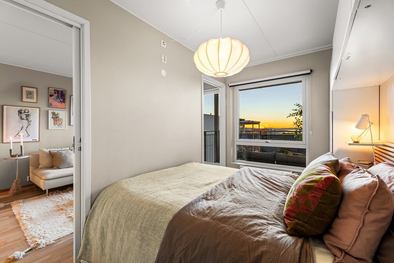 Veggene på soverom er også malt i delikate farger. Galleribilde