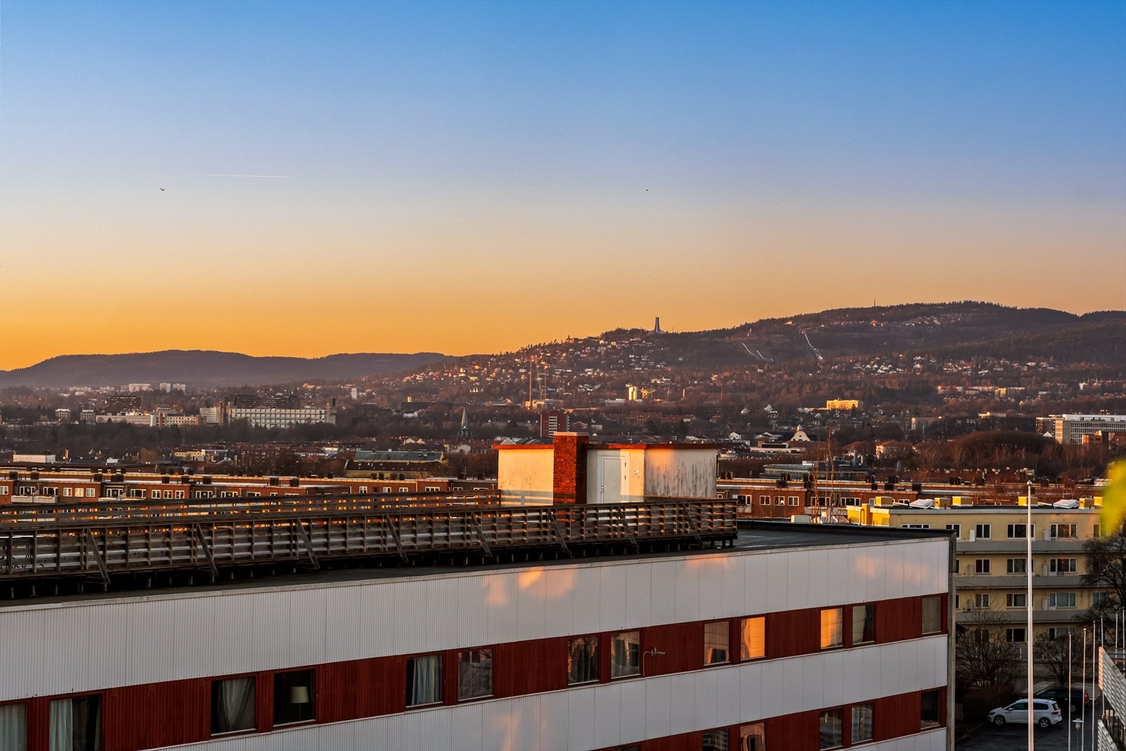 Selger leier parkeringsplass med lader i garasjeanlegget under blokken som kan videreføres dersom ønskelig. Galleribilde