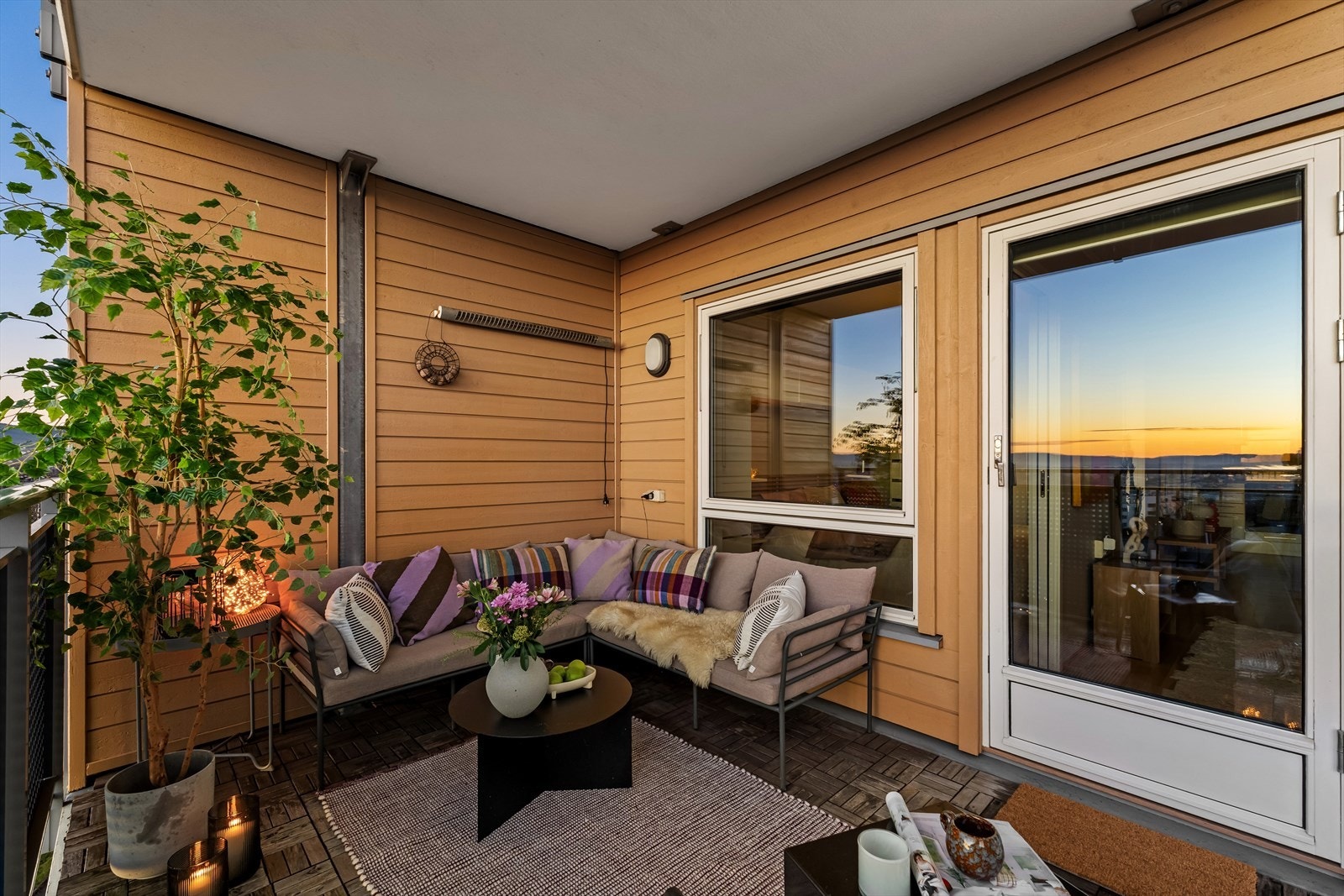 Her bor du med umiddelbar nærhet til alt av servicetilbud, gode kollektivmuligheter og flotte turområder. Leiligheten ligger også i kort avstand til Carl Berner og Grünerløkka. Galleribilde