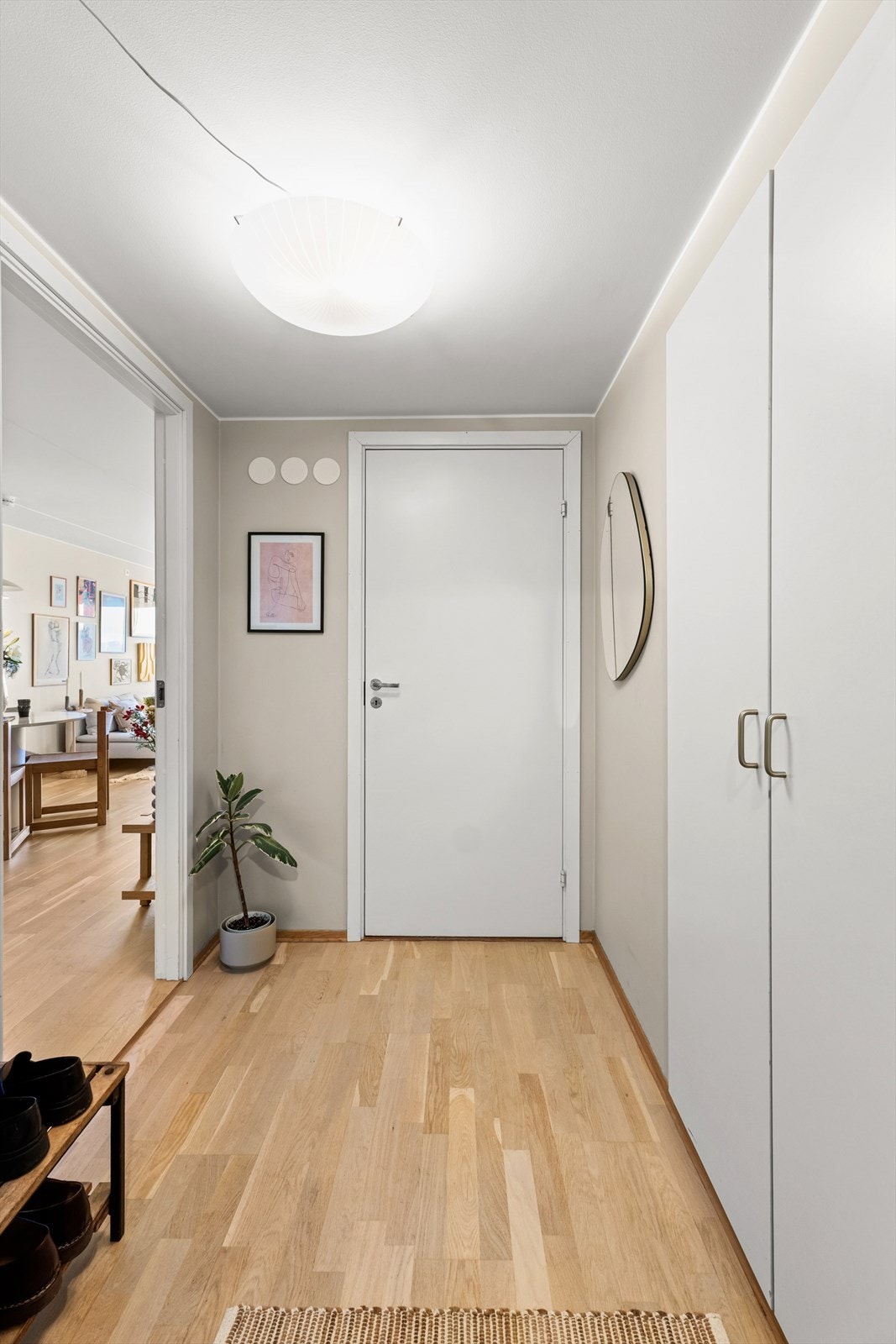 Entréen er innbydende og har god plass til å henge fra seg yttertøy i et praktisk plassbygd garderobeskap. Galleribilde