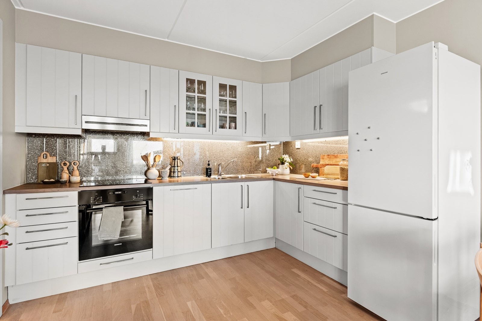 Av integrerte hvitevarer er det platetopp, stekeovn (ny i 2025), oppvaskmaskin og frittstående kjøle-/fryseskap. Galleribilde