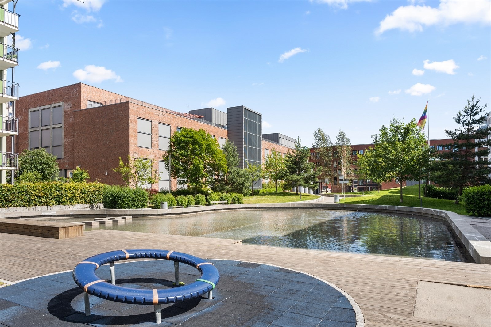 Velkommen til idylliske Frydenberg! Her bor du i flotte omgivelser med blant annet lekeplasser og vannspeil. Galleribilde