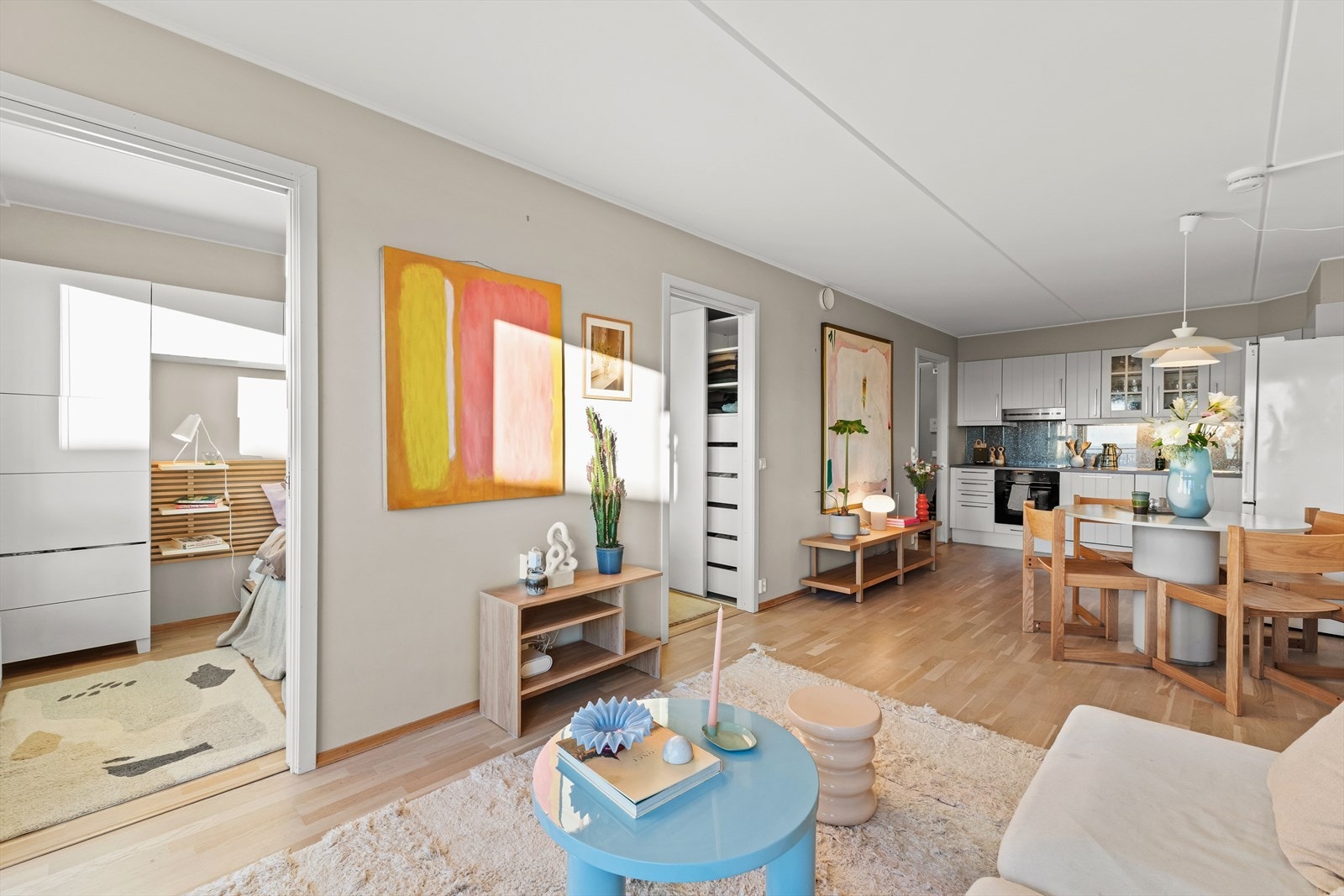 Soverommet er i tilknytning stuen med 2 skyvedører som virker plassbesparende. Galleribilde