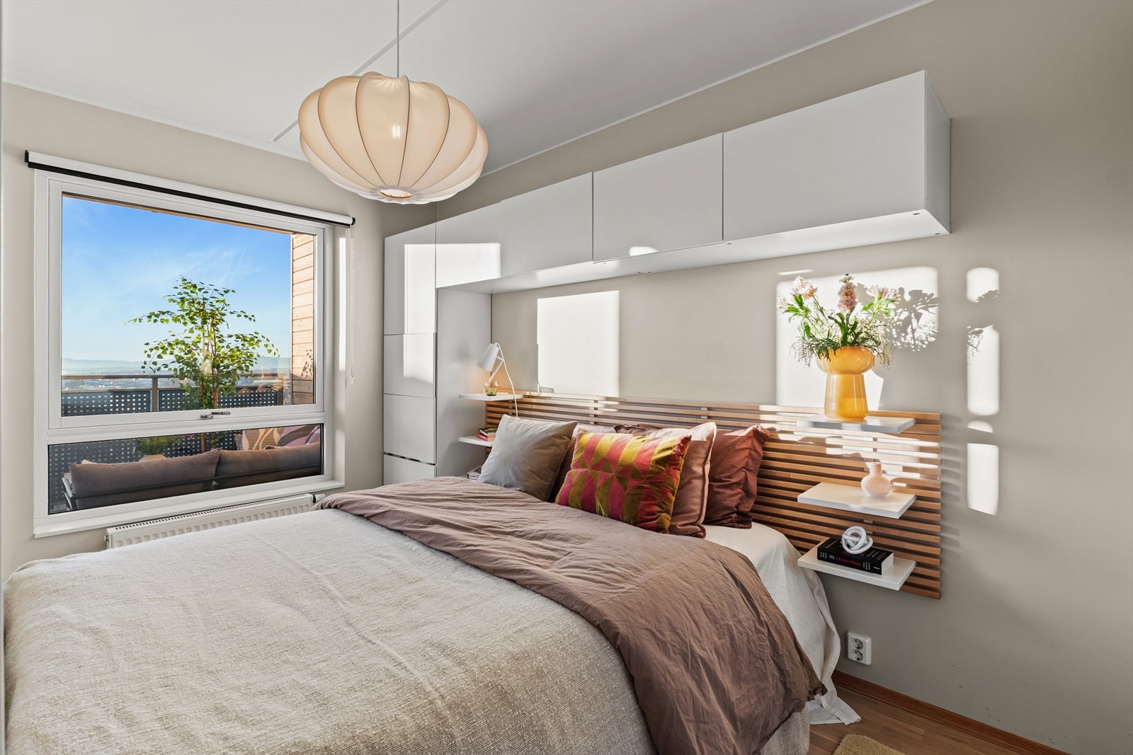 Det er plassbygd hylleløsning rundt sengen samt sengeramme som medfølger. Sengerammen har plass til en madrass som er 180cm dersom ønskelig. Galleribilde