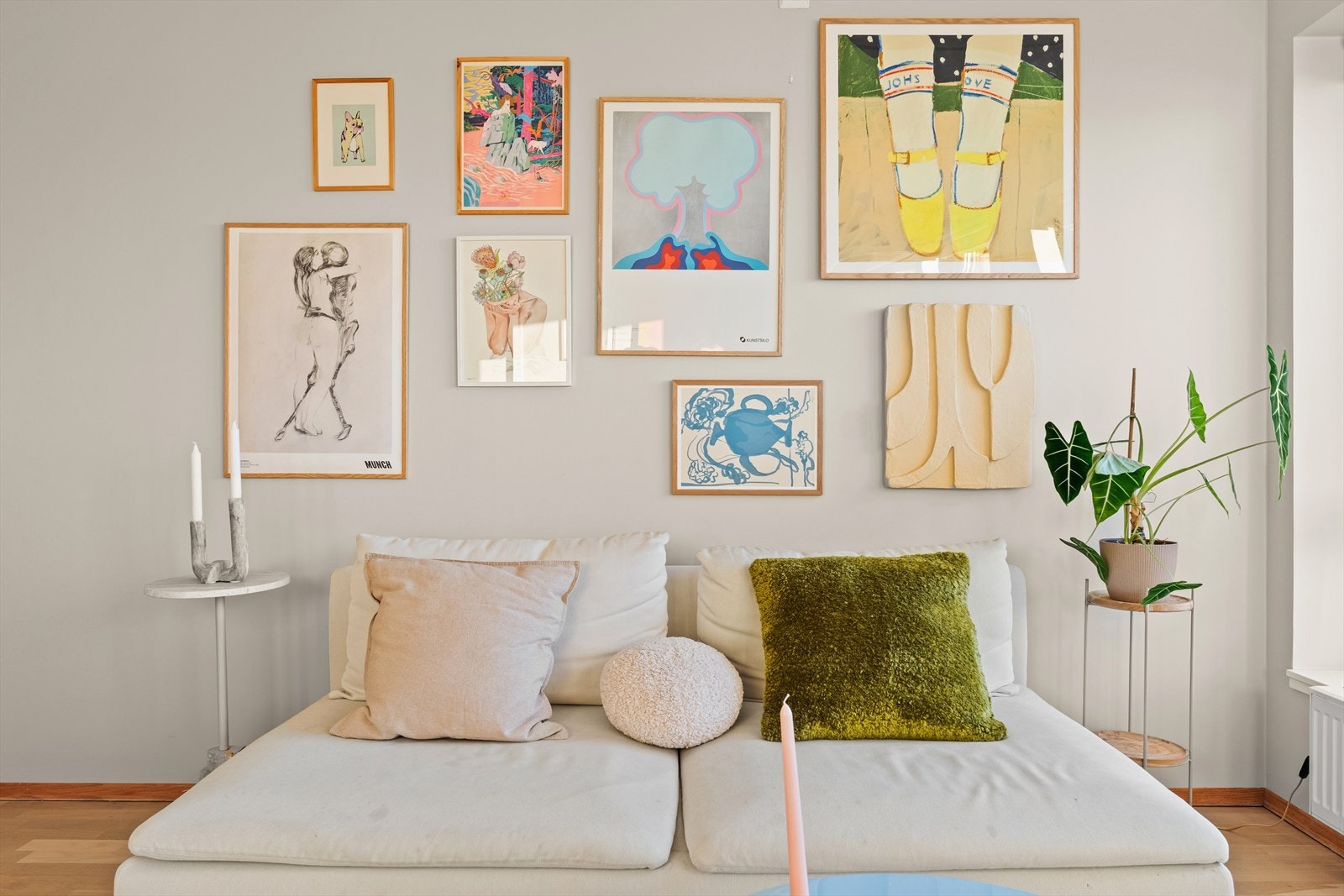 Takhøyden ble i stue målt til ca. 2,42 m. Galleribilde