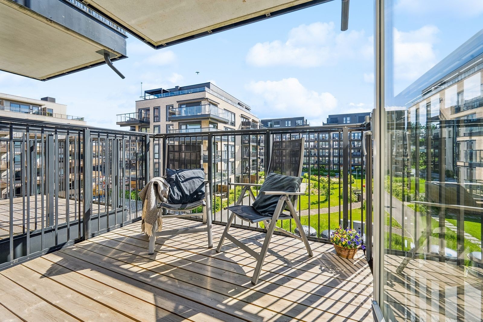 Nyt solen og kaffekoppen på den overbygde balkongen. Galleribilde