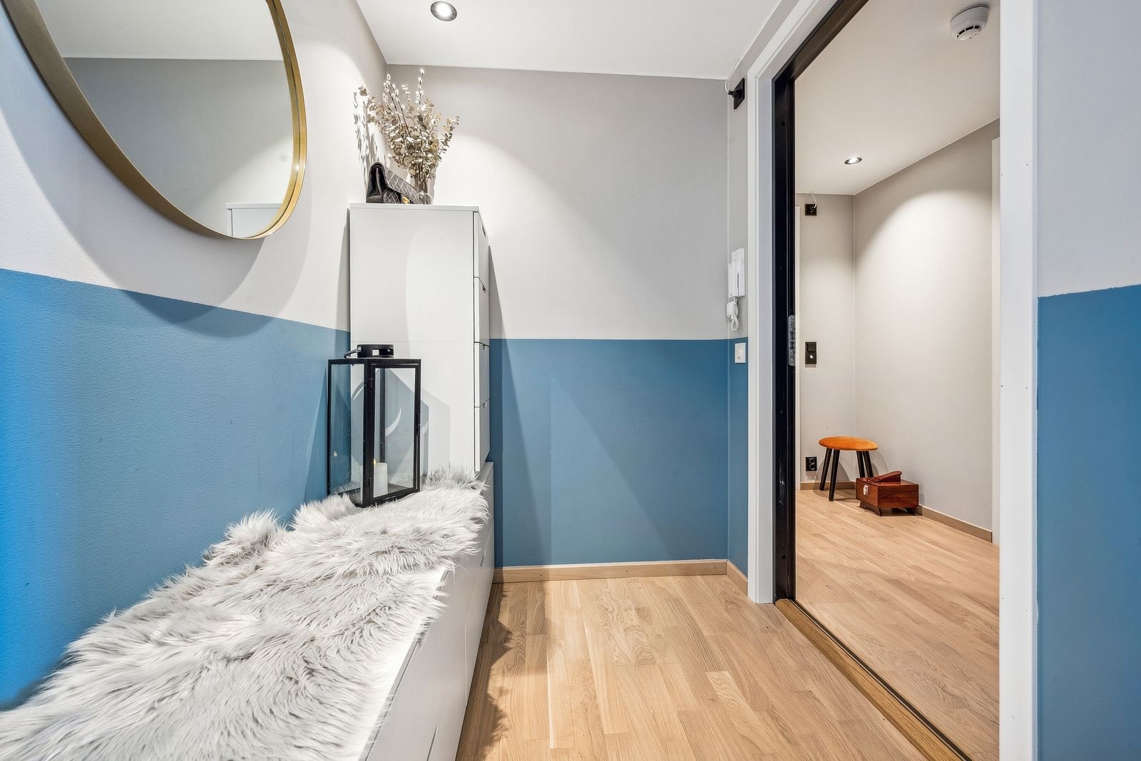 Med plass til sko og jakker i fellesentrèen er det et ryddig rom videre inn. Galleribilde