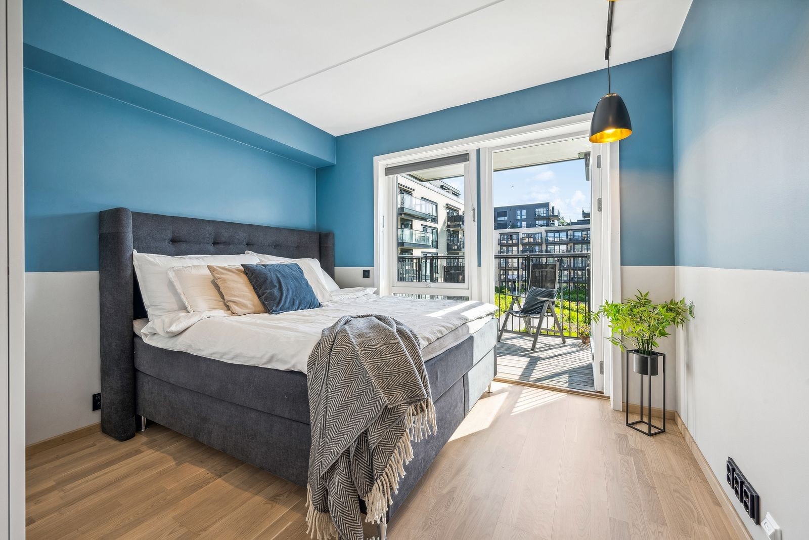 Hovedsoverom med plass til dobbeltseng og garderobe. Utgang til luftig og fin balkong. Galleribilde