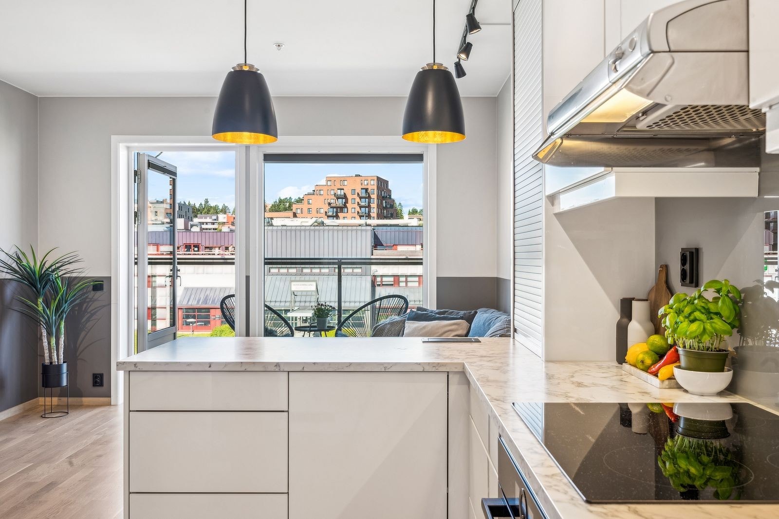 Lag mat og få med deg det som skjer i stua. En åpen løsning gir et sosialt rom. Galleribilde