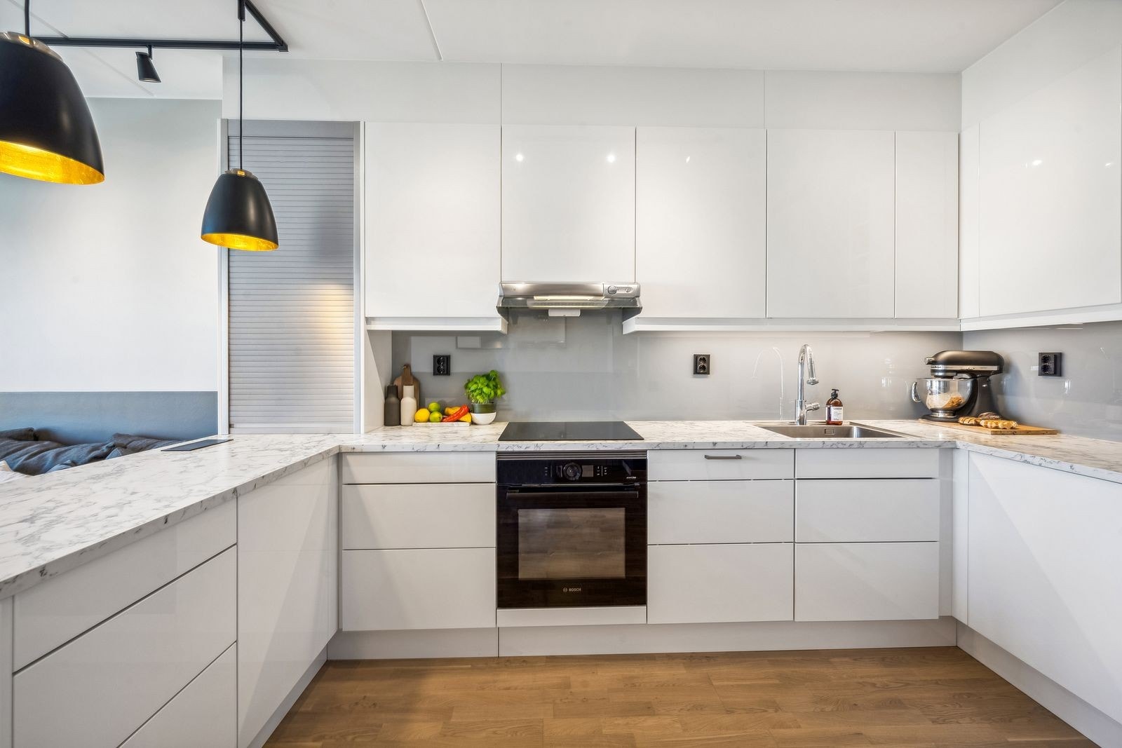 Godt innredet kjøkken med integrerte hvitevarer og pene tilvalg. Galleribilde