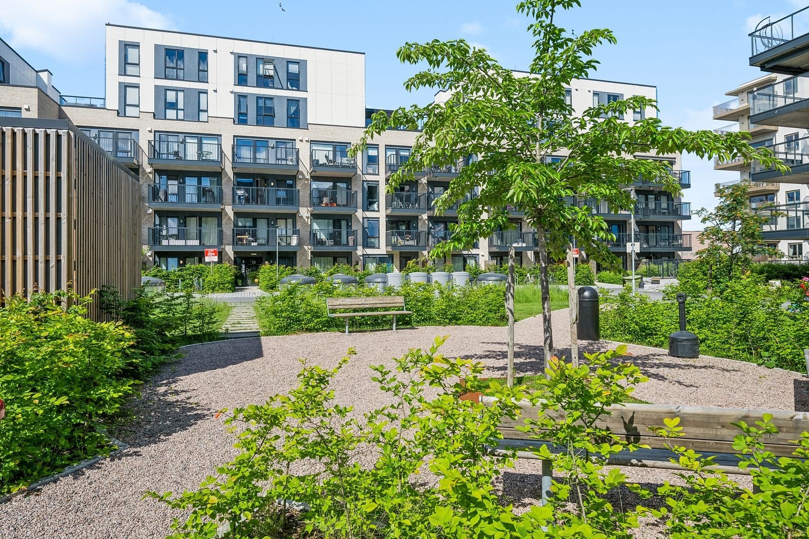 Området rundt, og fellesarealer er parkmessig opparbeidet. Galleribilde