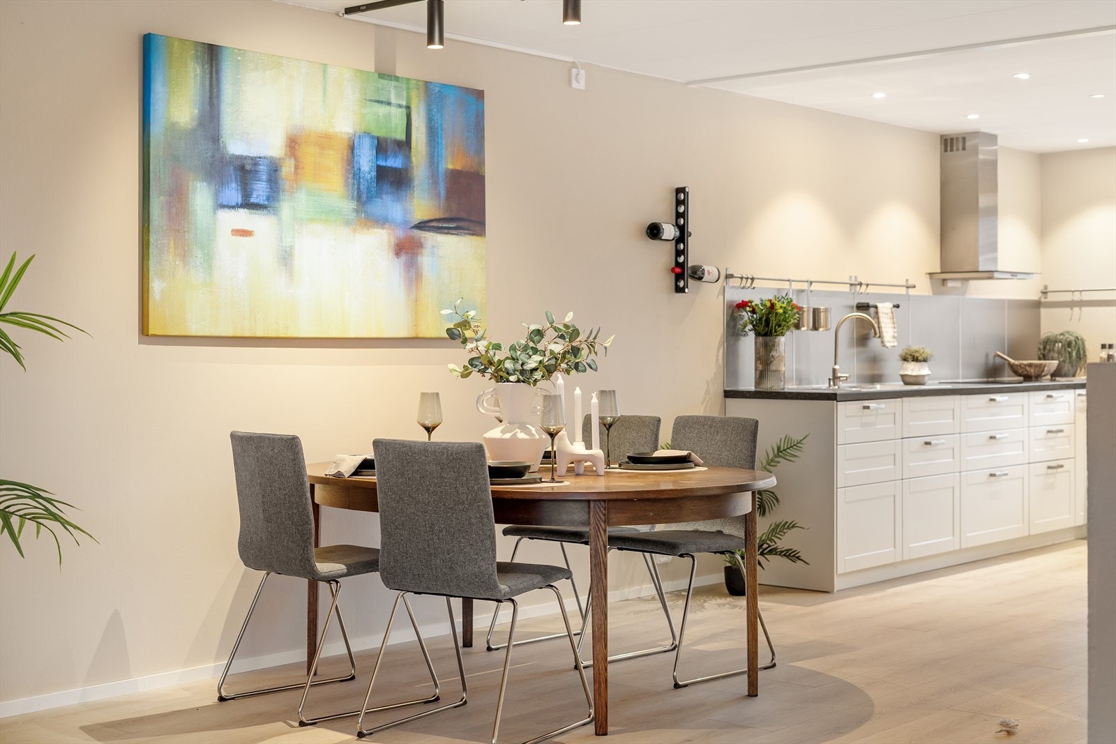 Kjøkken og stue kan enkelt møbleres med flere sittegrupper. Galleribilde