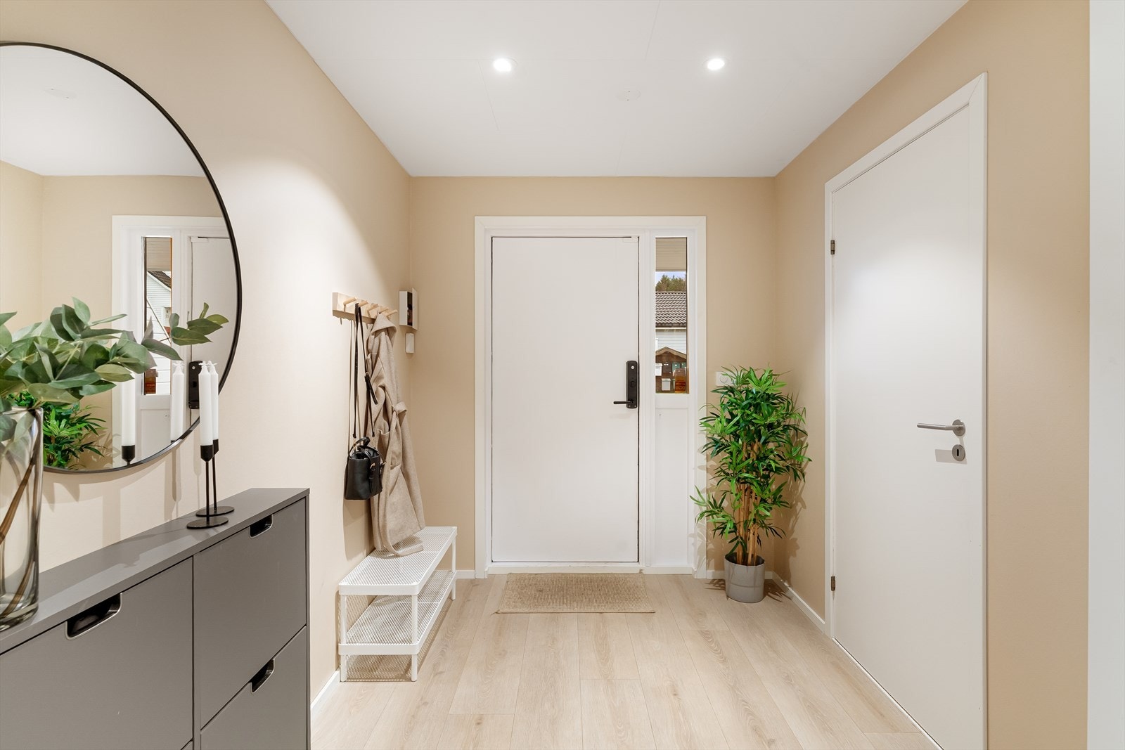 Gang med spotter i tak og malte vegger samt god plass til oppbevaring av yttertøy. Galleribilde