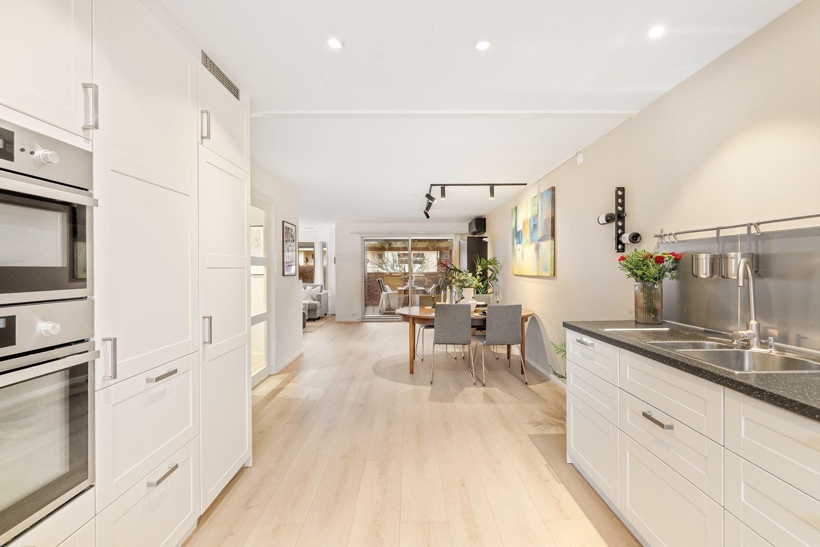 Stue og kjøkken oppleves som lyst og romslig Galleribilde