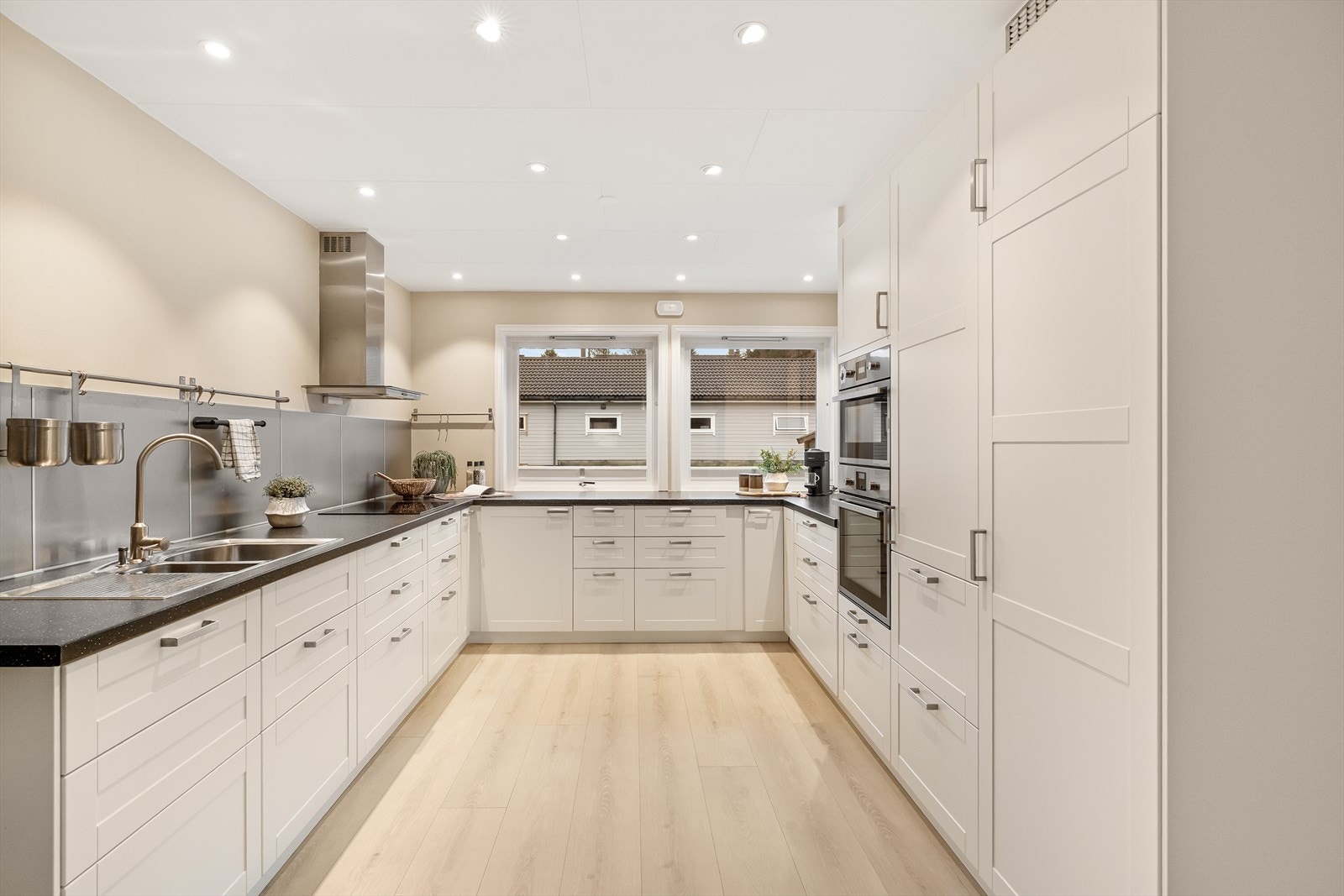 Kjøkken med rikelig med skap og benkeplass. Galleribilde