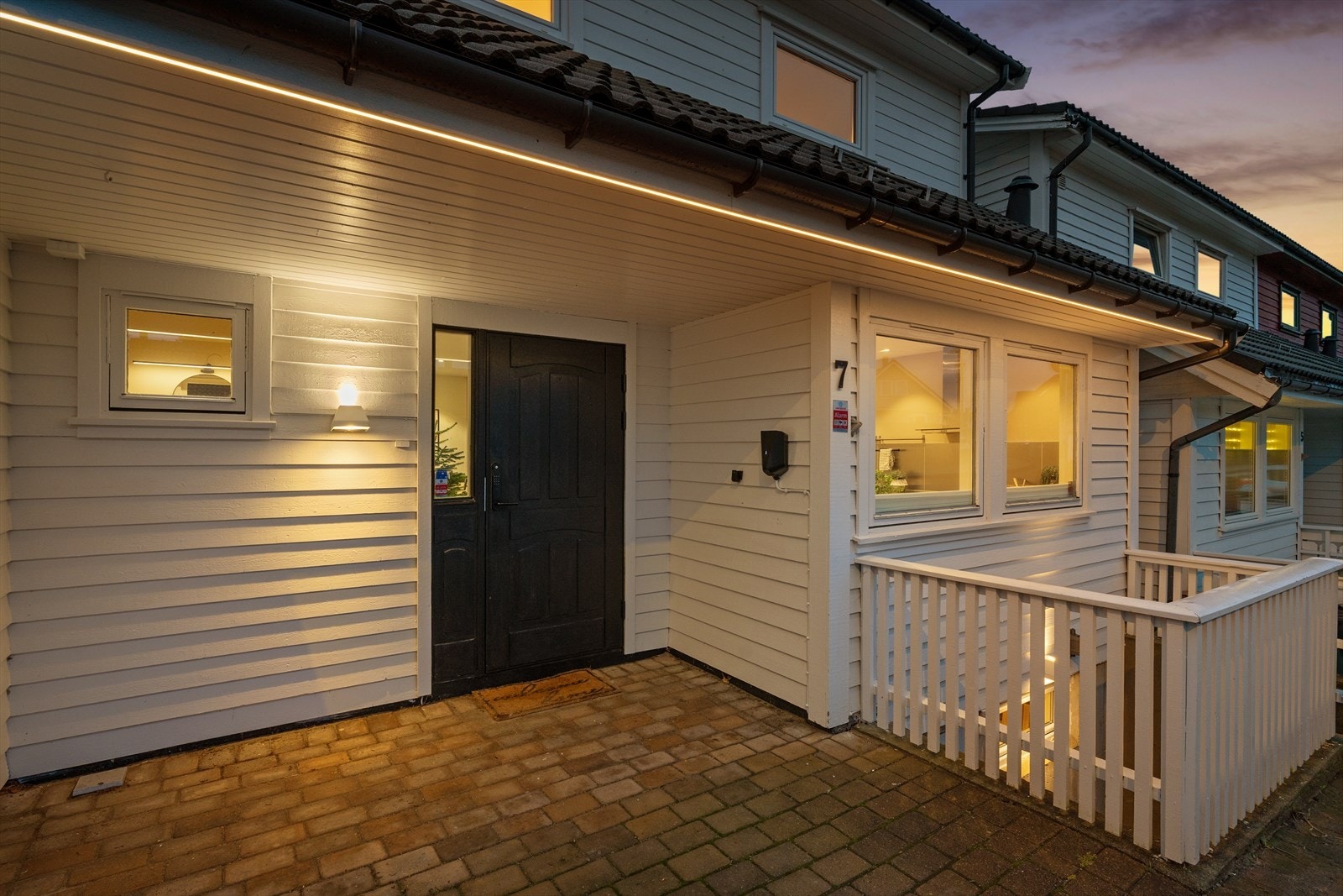 Belegningsstein i gårdsrom med god parkeringsplass samt elbil lader Galleribilde