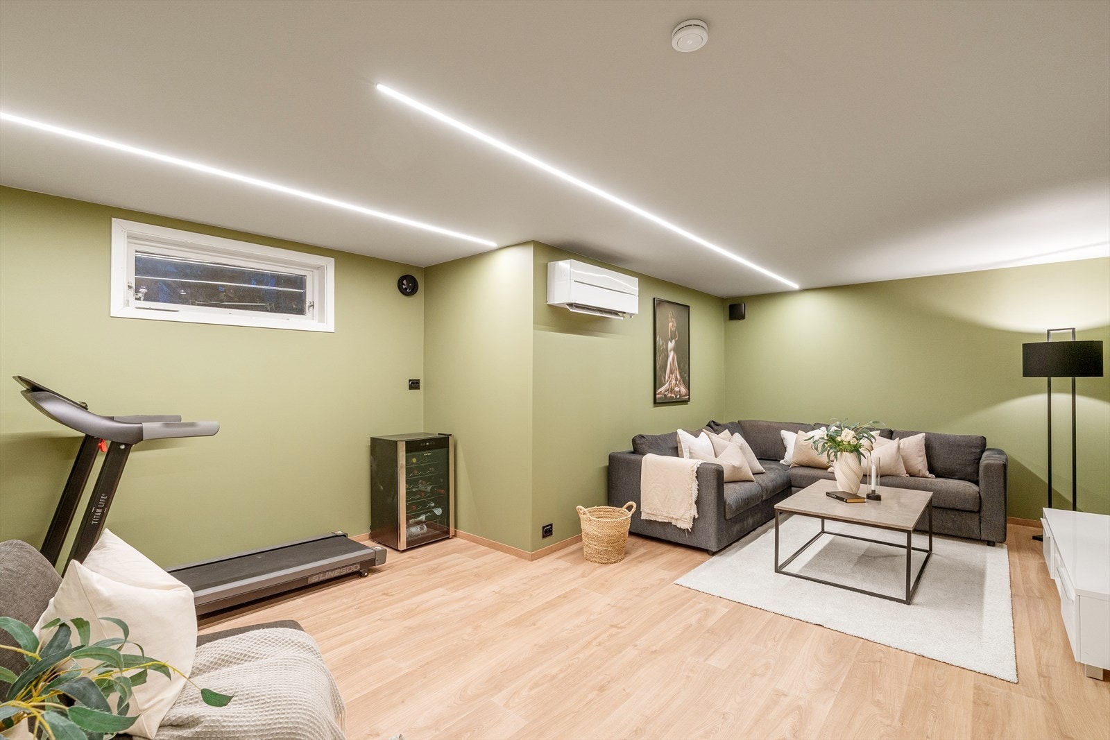 Kjellerrom - godkjent som Disp rom i originale tegninger. Dette rommeter også oppgradert med malte vegger, ny varmepumpe, LED striper i tak samt nye el. punkter. Galleribilde