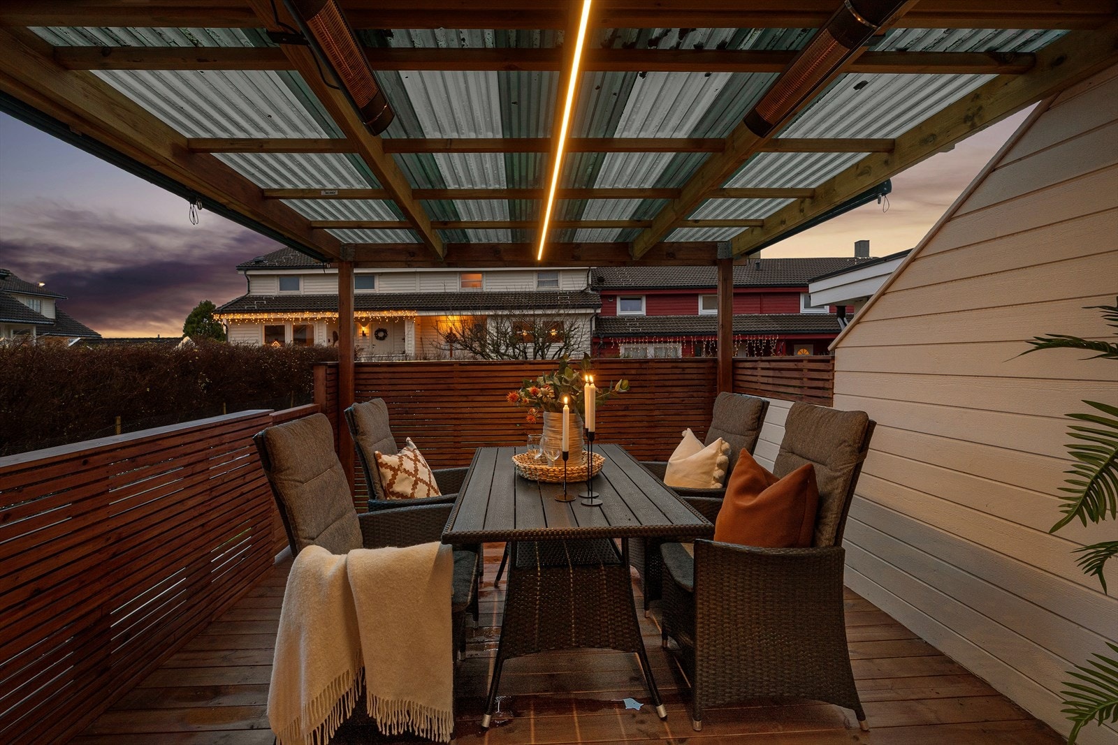 Terrasse med utgang fra stue, med god skjerming fra vær og vind. Fra terrassen har man tilkomst til hagen Galleribilde