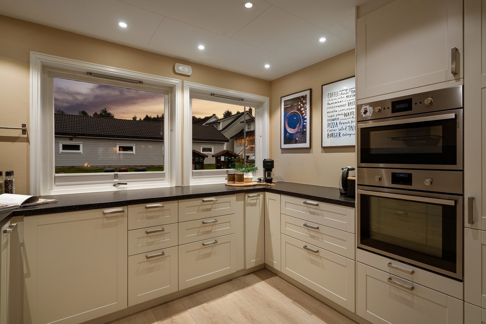 Hvitevarer som komfyr, mikro, kjøleskap og oppvaskmaskin er integrert og medfølger i handelen. Galleribilde