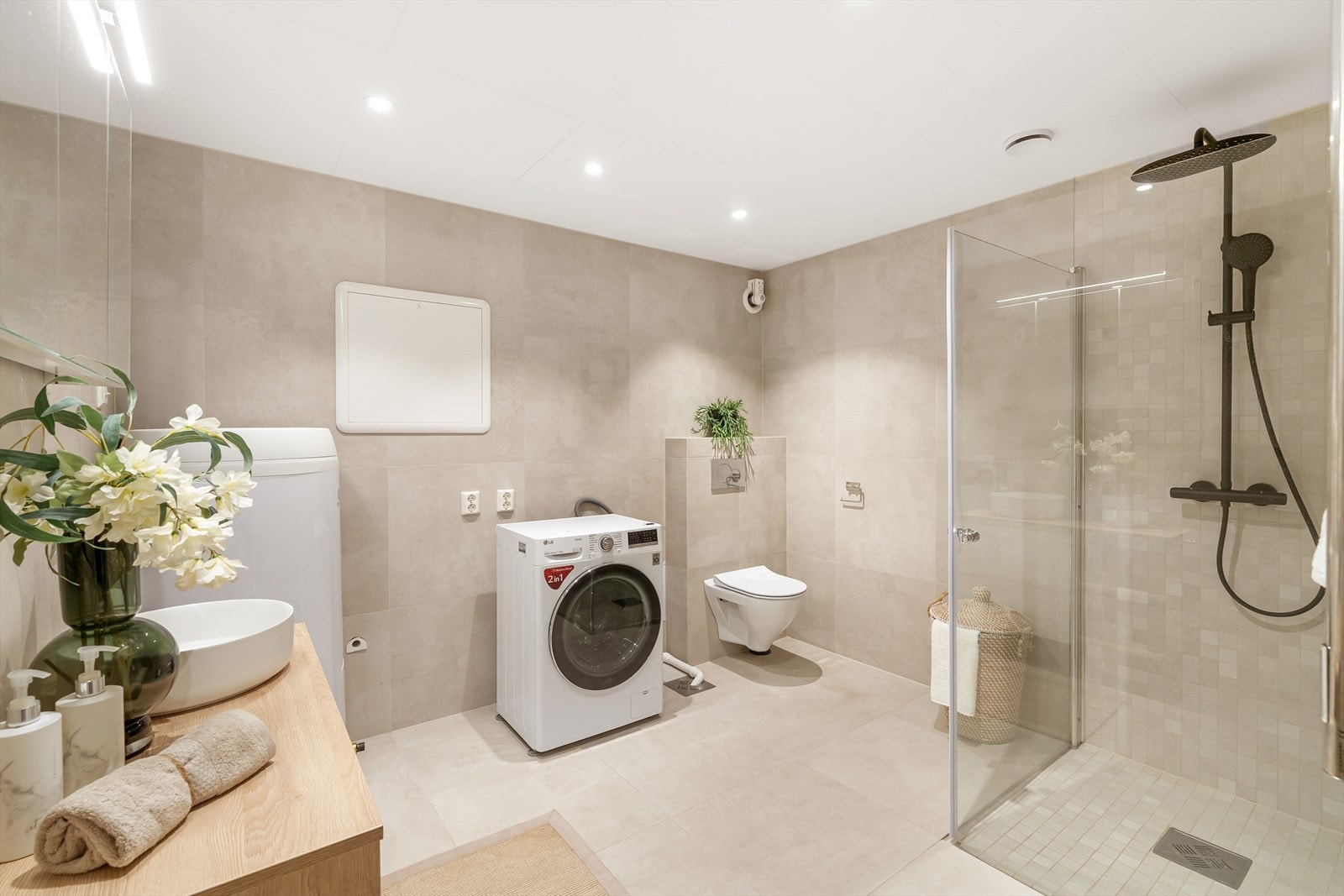 Helfliset bad i kjeller. Dette badet er også oppgradert med spotter i tak, nye fliser samt ny baderomsinnredning. Opplegg til vaskemaskin og tørketrommel. Galleribilde