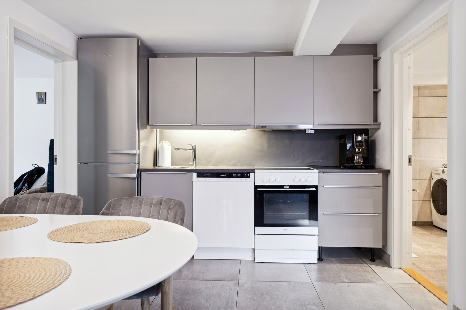 Pent kjøkken med praktisk oppbevaring samt hvitevarer. Plass til spisegruppe. Galleribilde