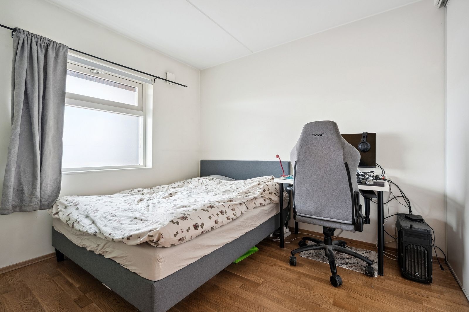 Romslig og lyst soverom med skyvedørsgarderobe Galleribilde