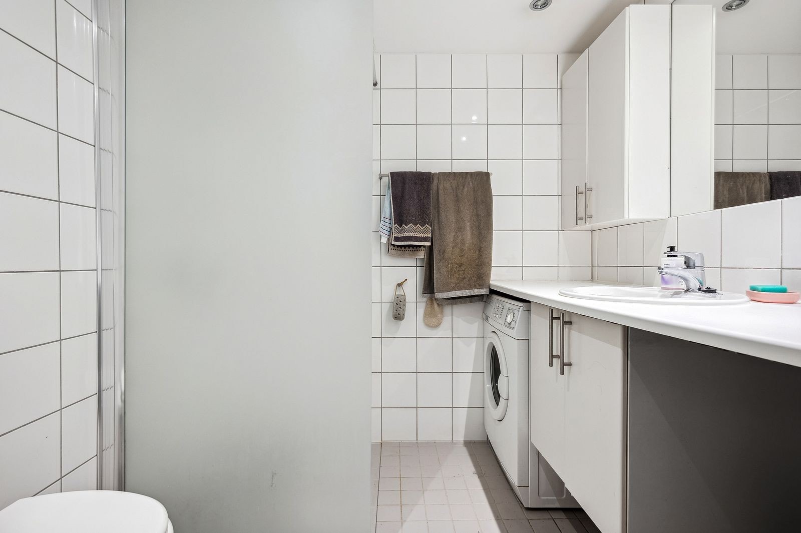 Pent flislagt bad med varmekabler. Vaskemaskin medfølger Galleribilde