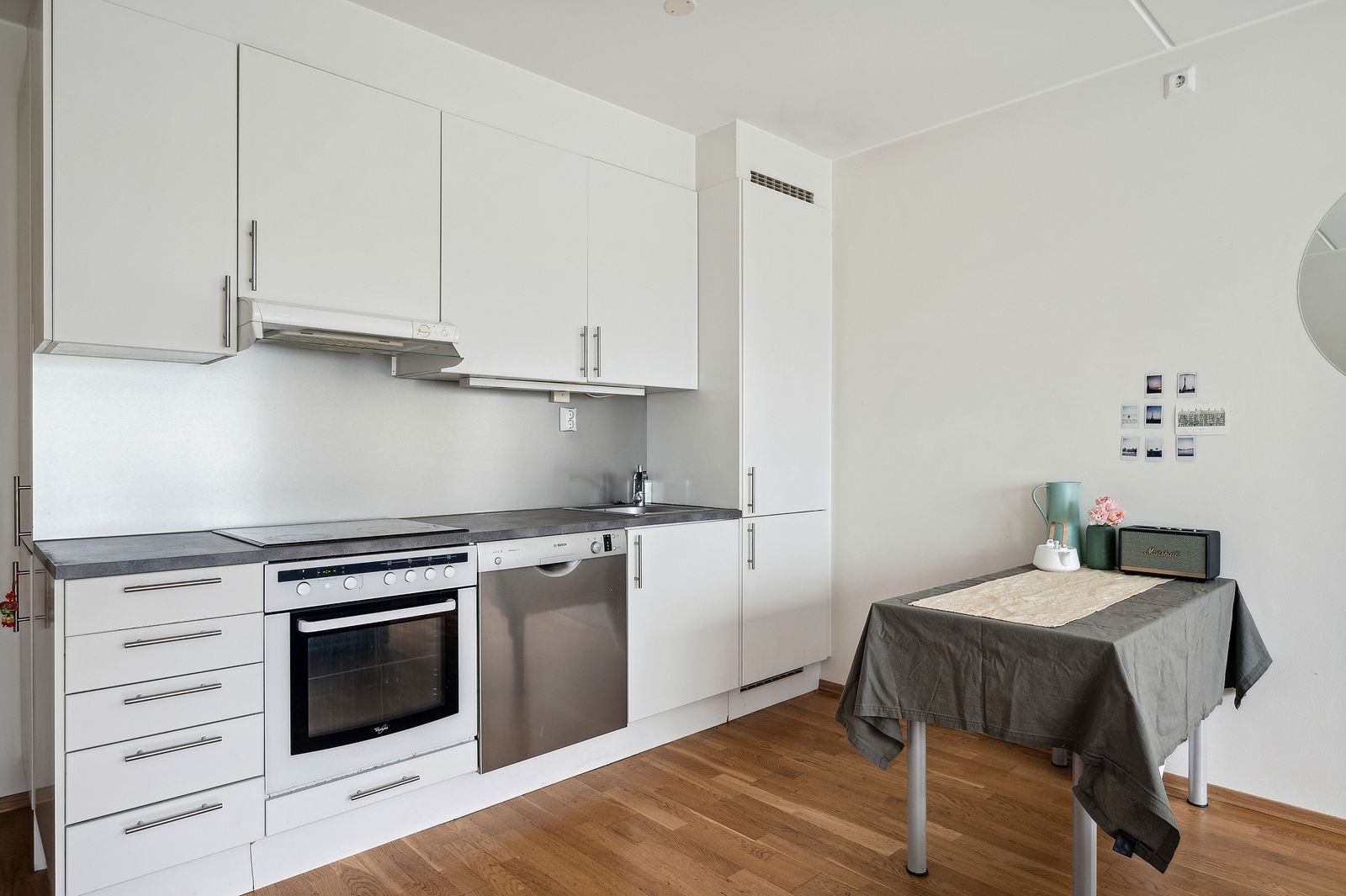 Pent kjøkken med hvitevarer Galleribilde