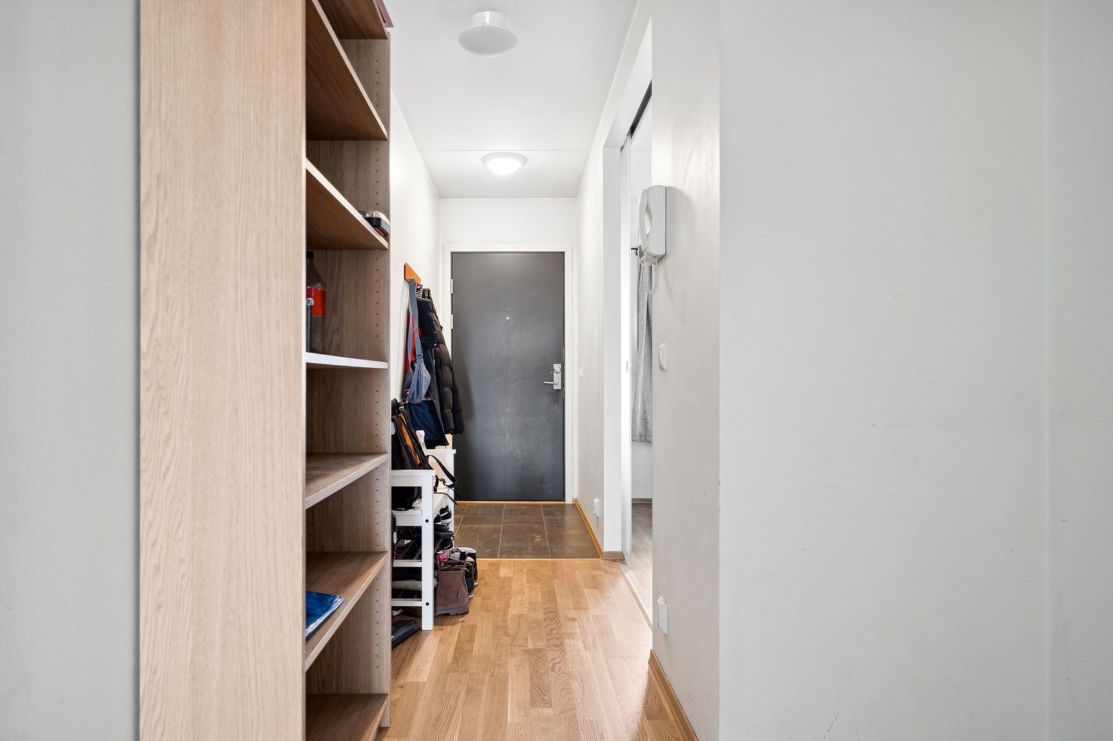 Velkommen inn! Entre med god plass til oppheng av klær og sko Galleribilde