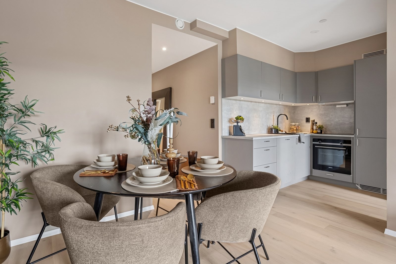 Leiligheten har en åpen og luftig løsning mellom stue og kjøkken, som skaper en sosial og innbydende atmosfære. Galleribilde