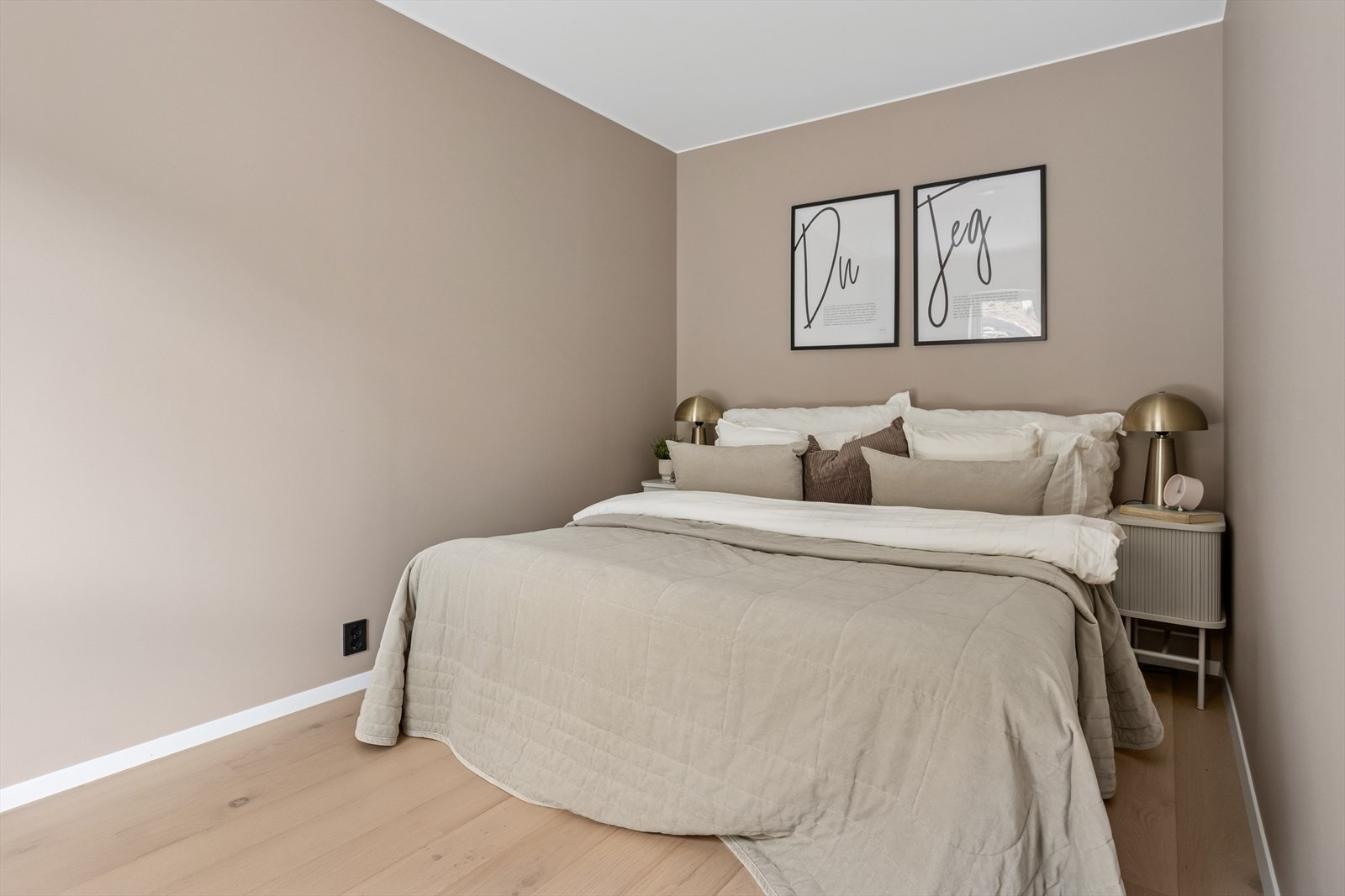 Hovedsoverommet er lyst og innbydende, med god plass og fleksible innredningsmuligheter. Galleribilde