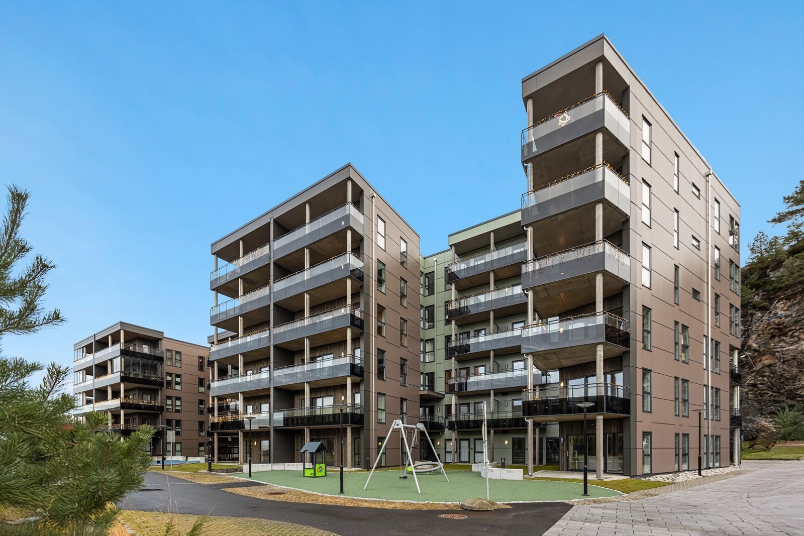 Grønamyrvegen 14B ligger sentralt på Straume, med kort vei til både handel, transport og flotte friluftsområder. Galleribilde