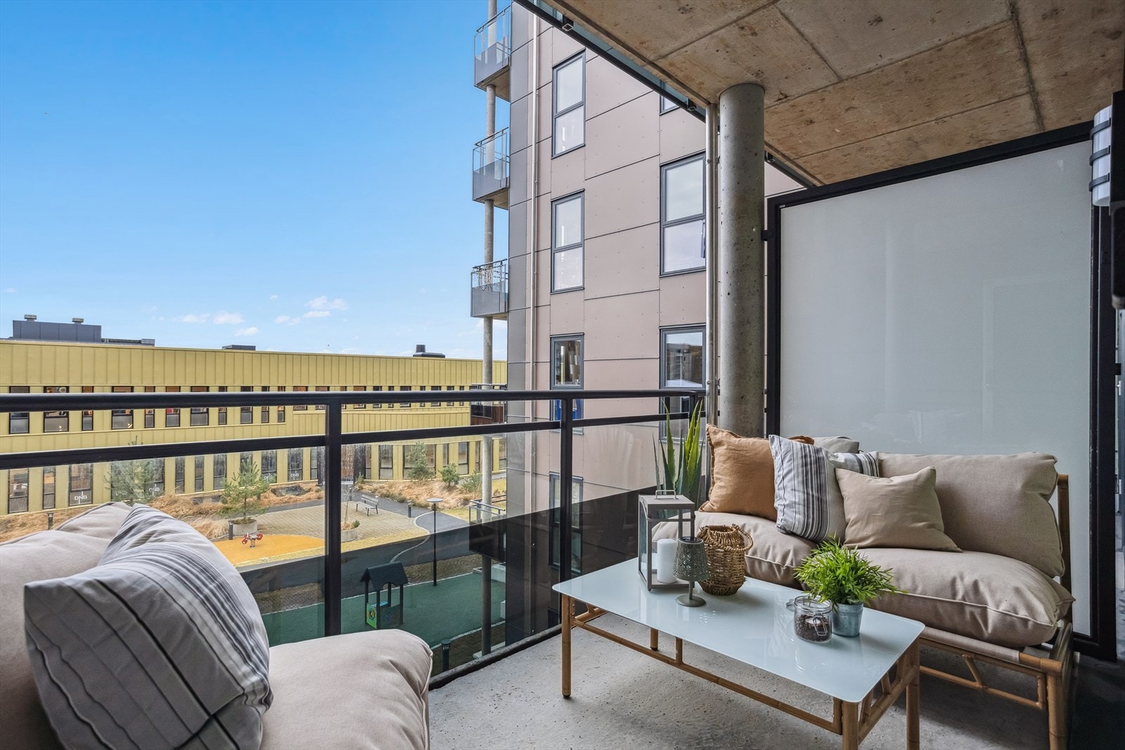 Balkongen er perfekt for morgenkaffen, avslapning eller hyggelige sammenkomster. Galleribilde