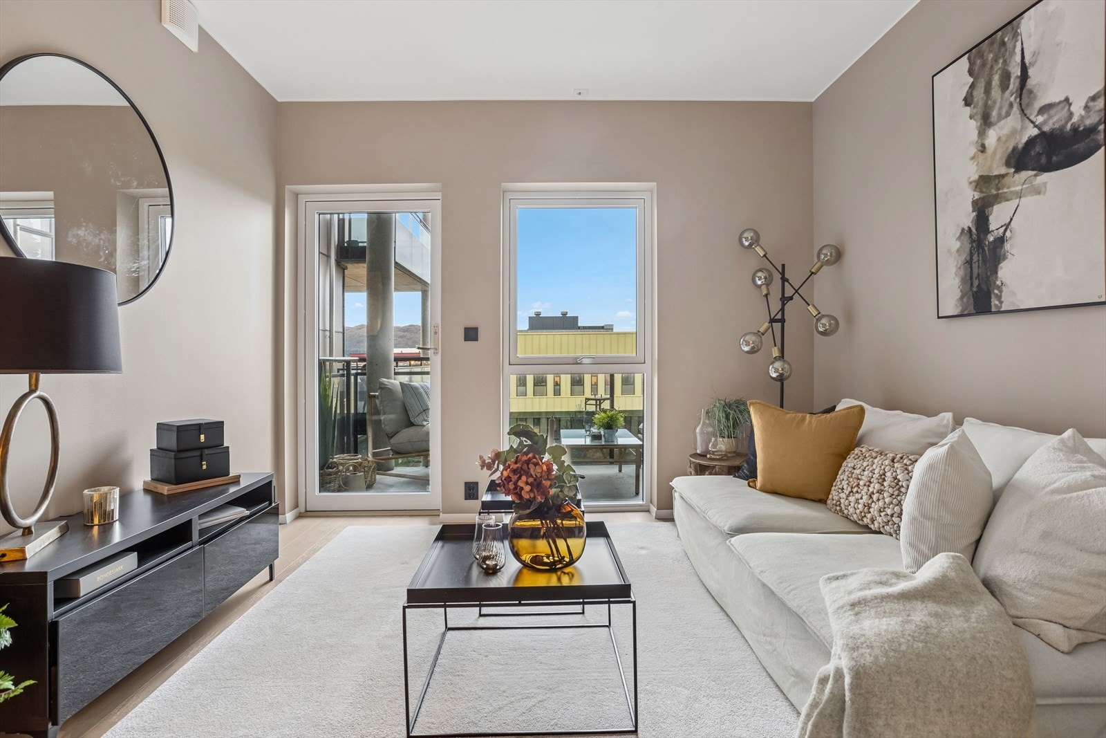 Fra stuen er det direkte utgang til en solrik balkong. Galleribilde