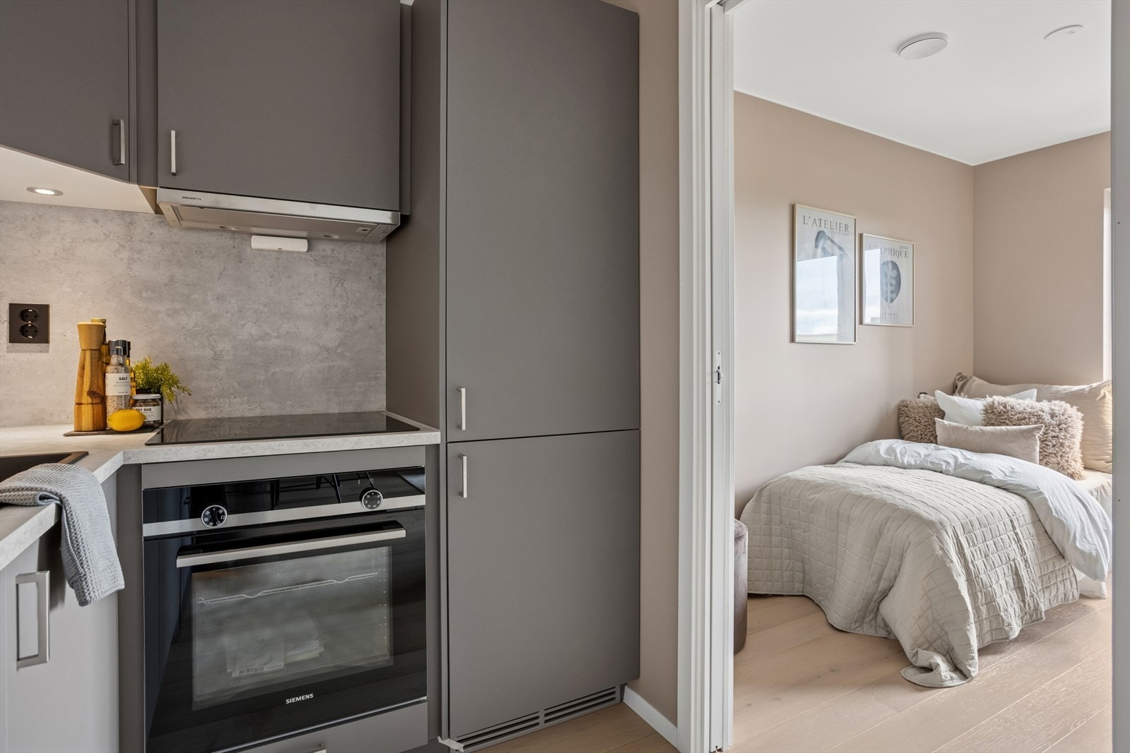 Veggen over benk er kledd med plate, og det er lys under overskap. Galleribilde